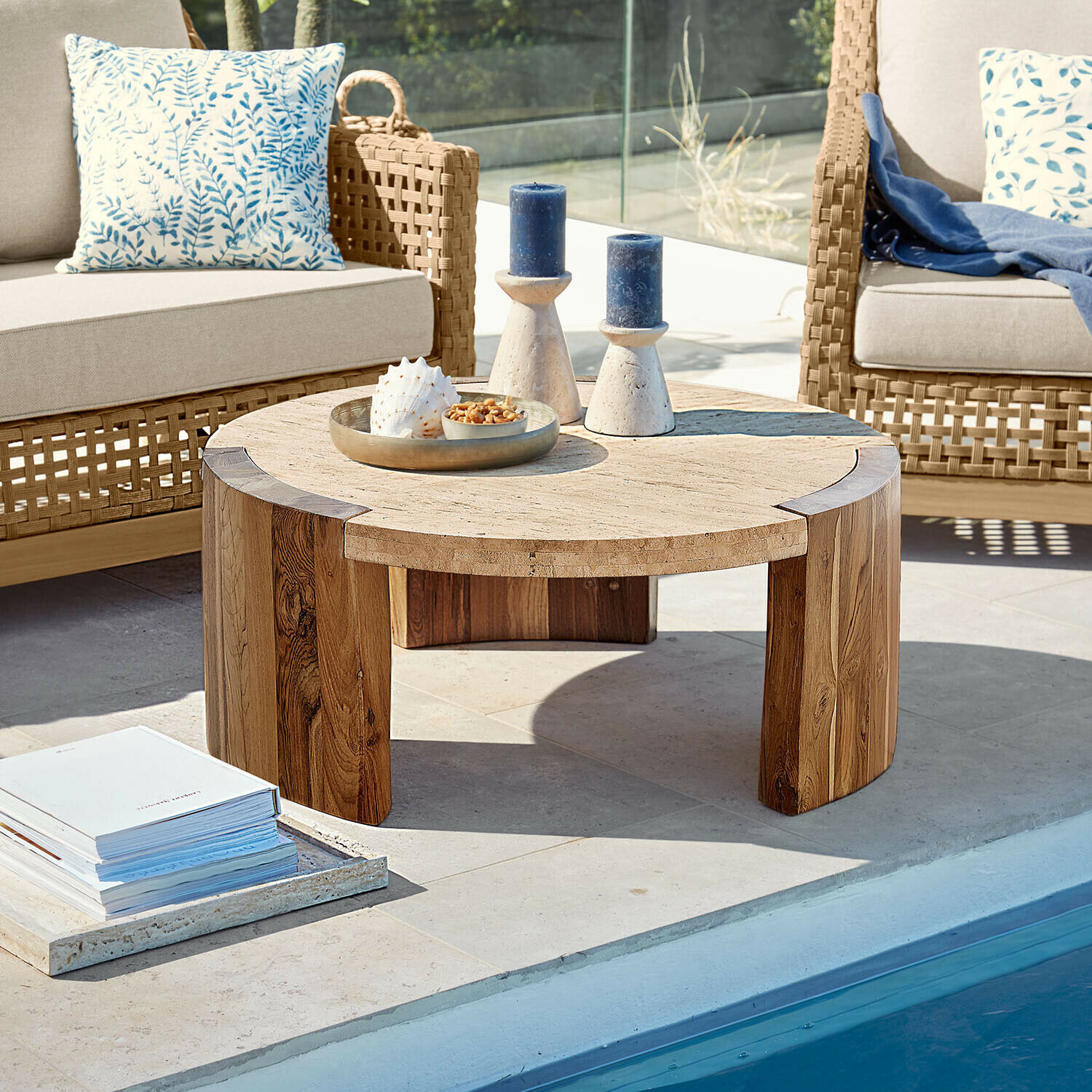 Mesa de centro Selvano Mesa de centro redonda de madera y piedra natural en terraza junto a piscina con decoración