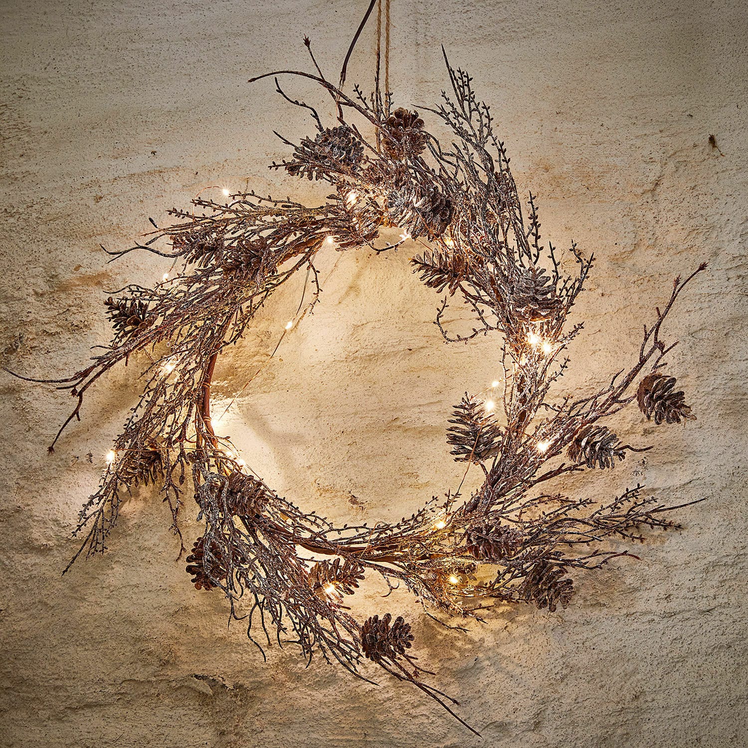 Guirnalda LED Lorvaya Corona natural con piñas y ramas, iluminación LED suave para decoración navideña
