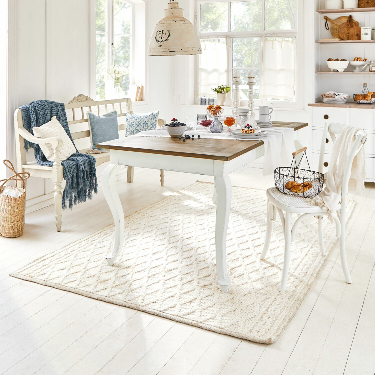 Alfombra Poloma Mesa de madera clara con base blanca y tablero natural en comedor acogedor con decoración