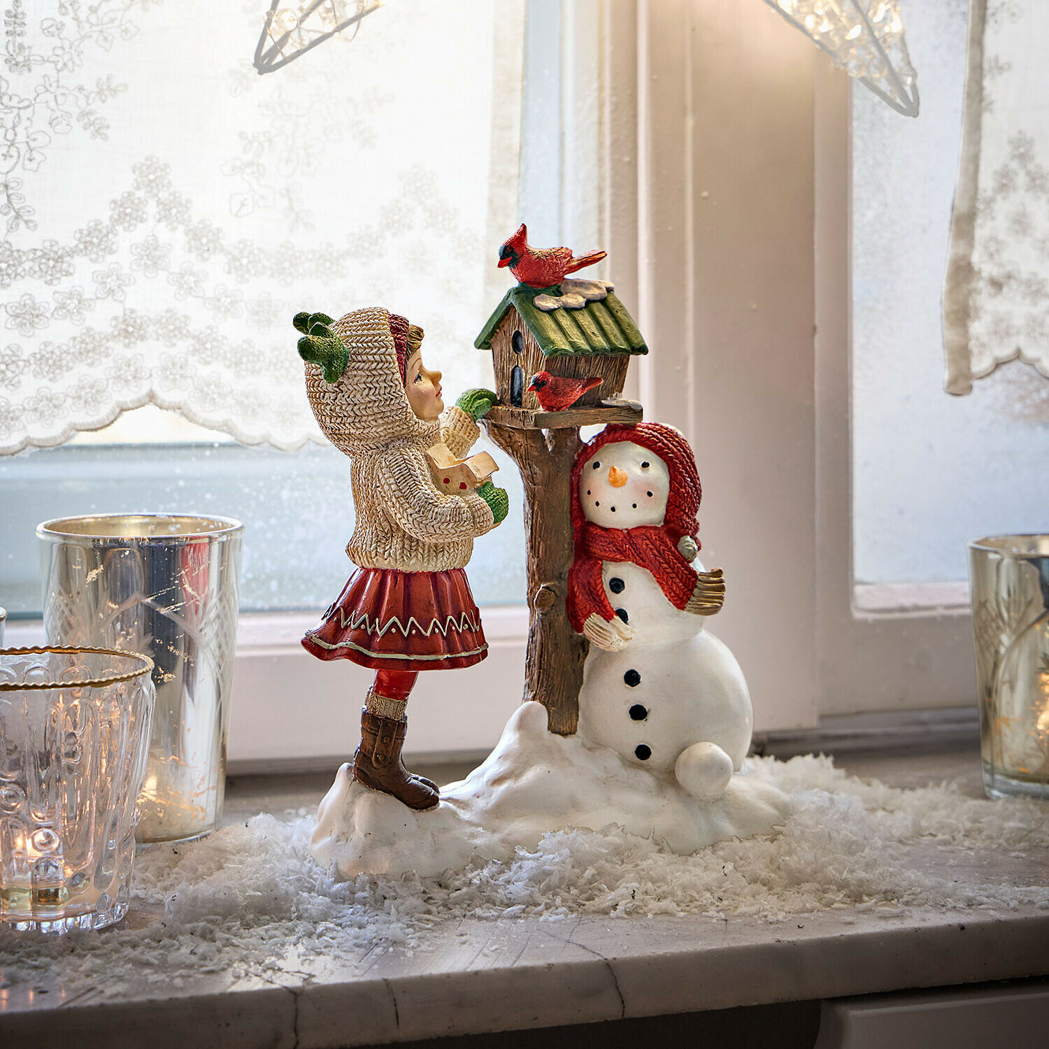 Figura decorativa niña con casita para pájaros Irenja Figura decorativa niña con casita para pájaros Irenja