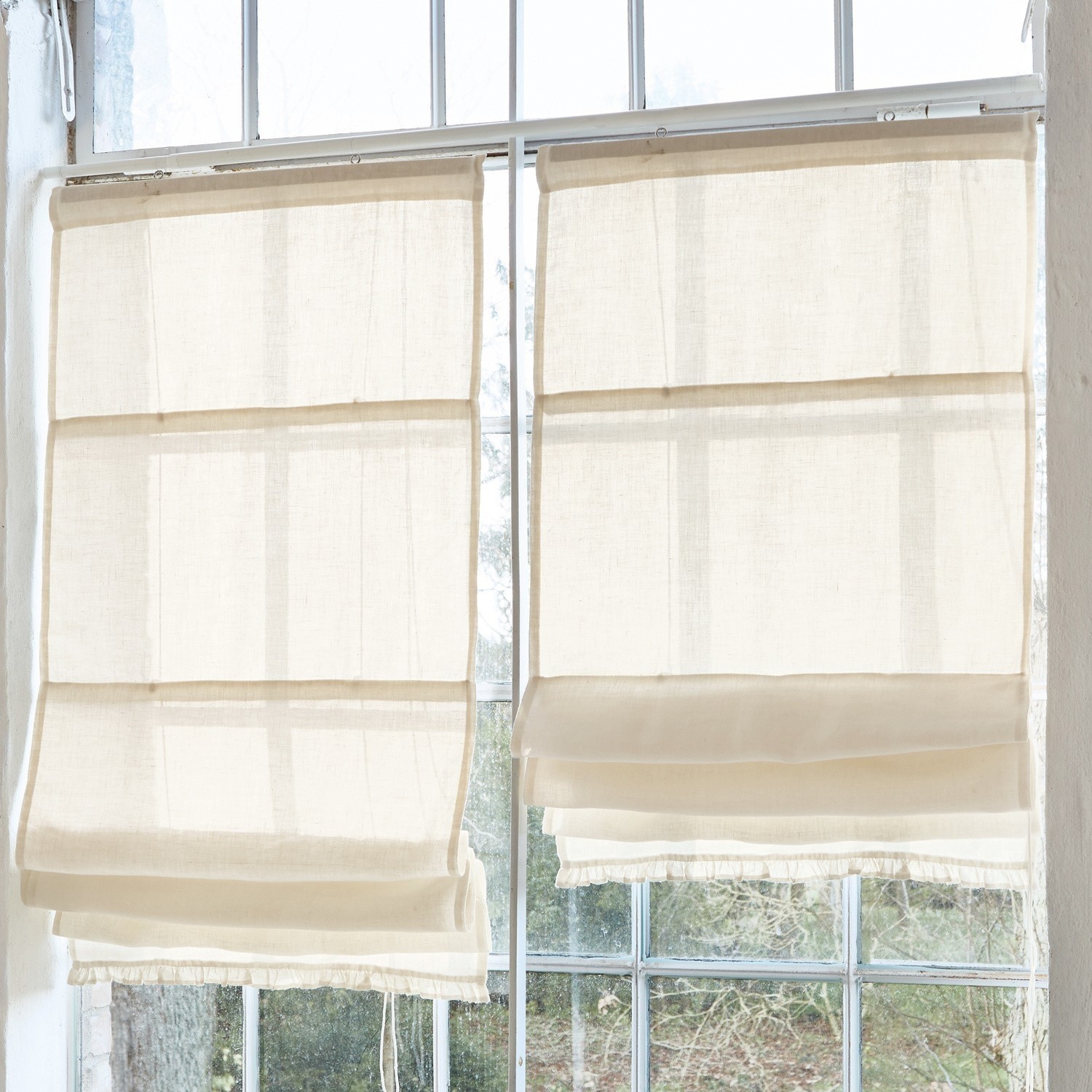 Estor plegable Dercy Estores romanos beige de lino ligero en ventana, decoración interior y protección solar