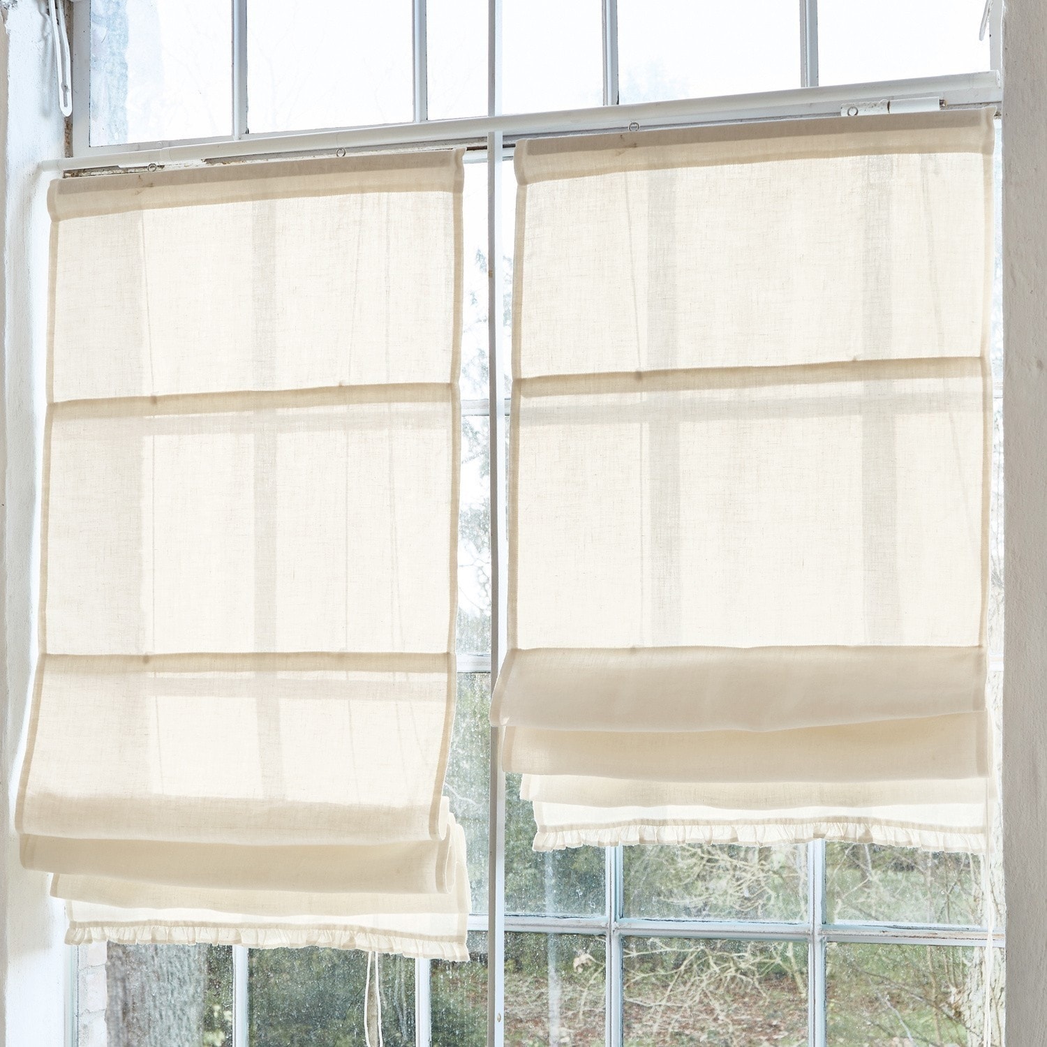 Estor plegable Dercy Estores romanos beige de lino ligero en ventana, decoración interior y protección solar