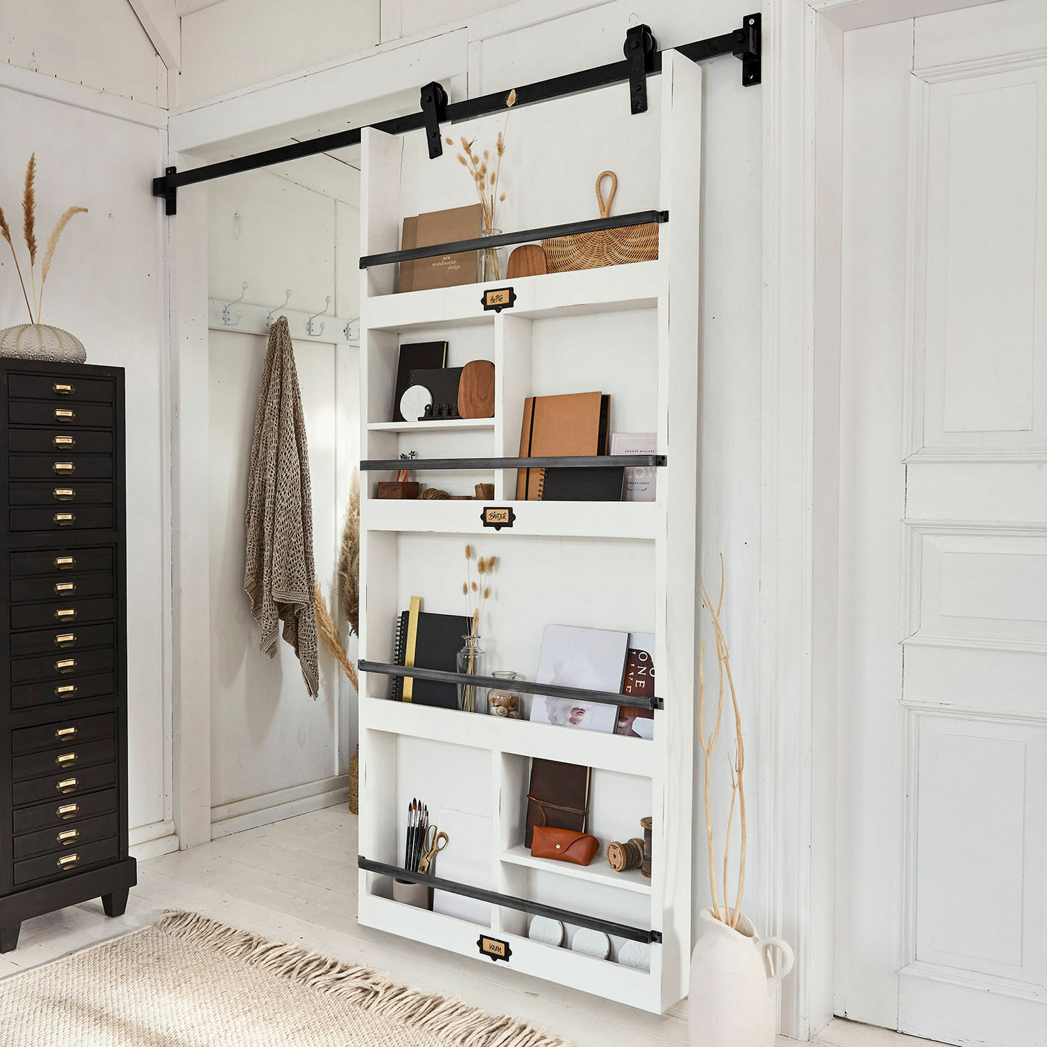 Puerta corredera Besançon Estantería de pared blanca de madera con barras metálicas negras y decoración escandinava