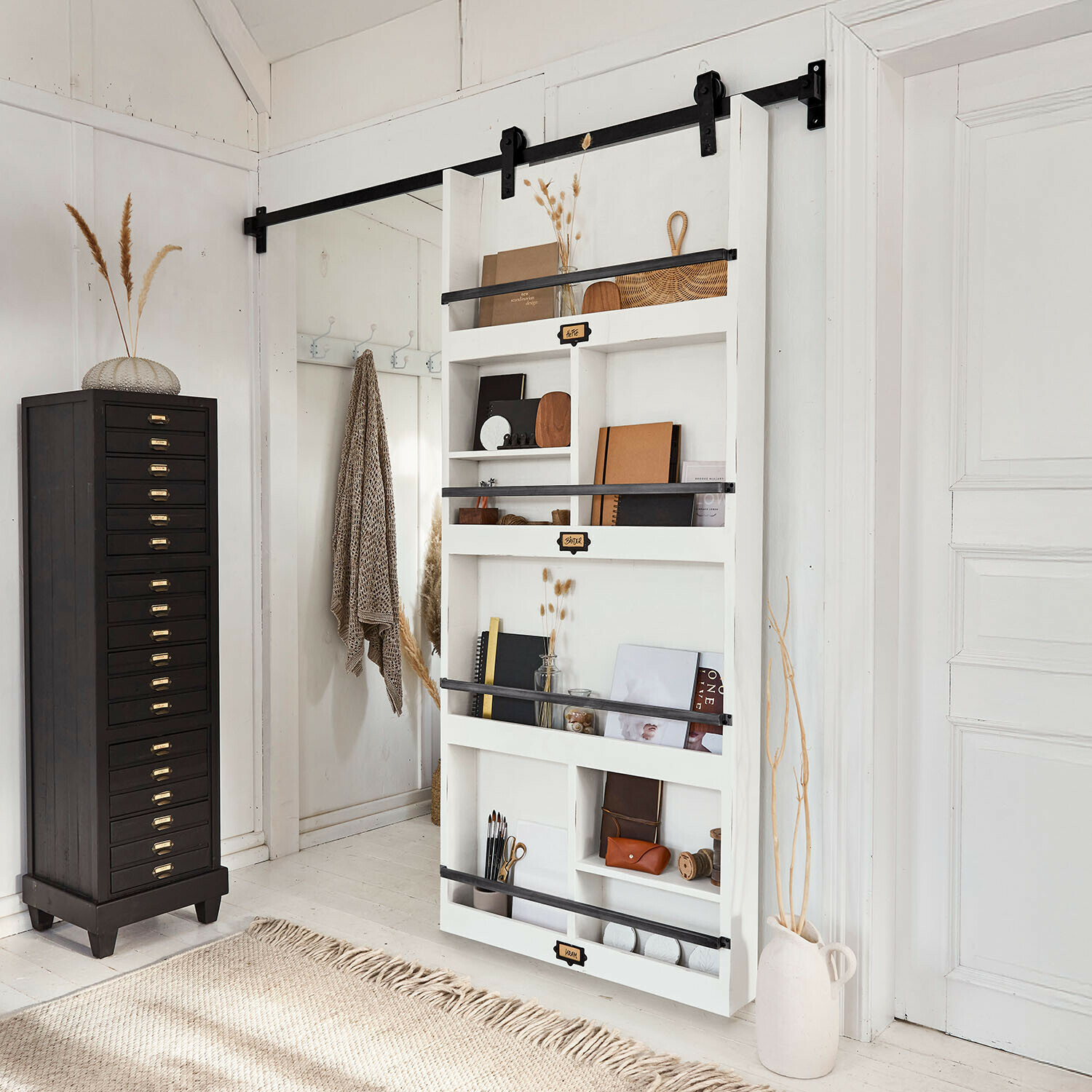 Puerta corredera Besançon Estantería de pared blanca de madera con barras metálicas negras y decoración escandinava