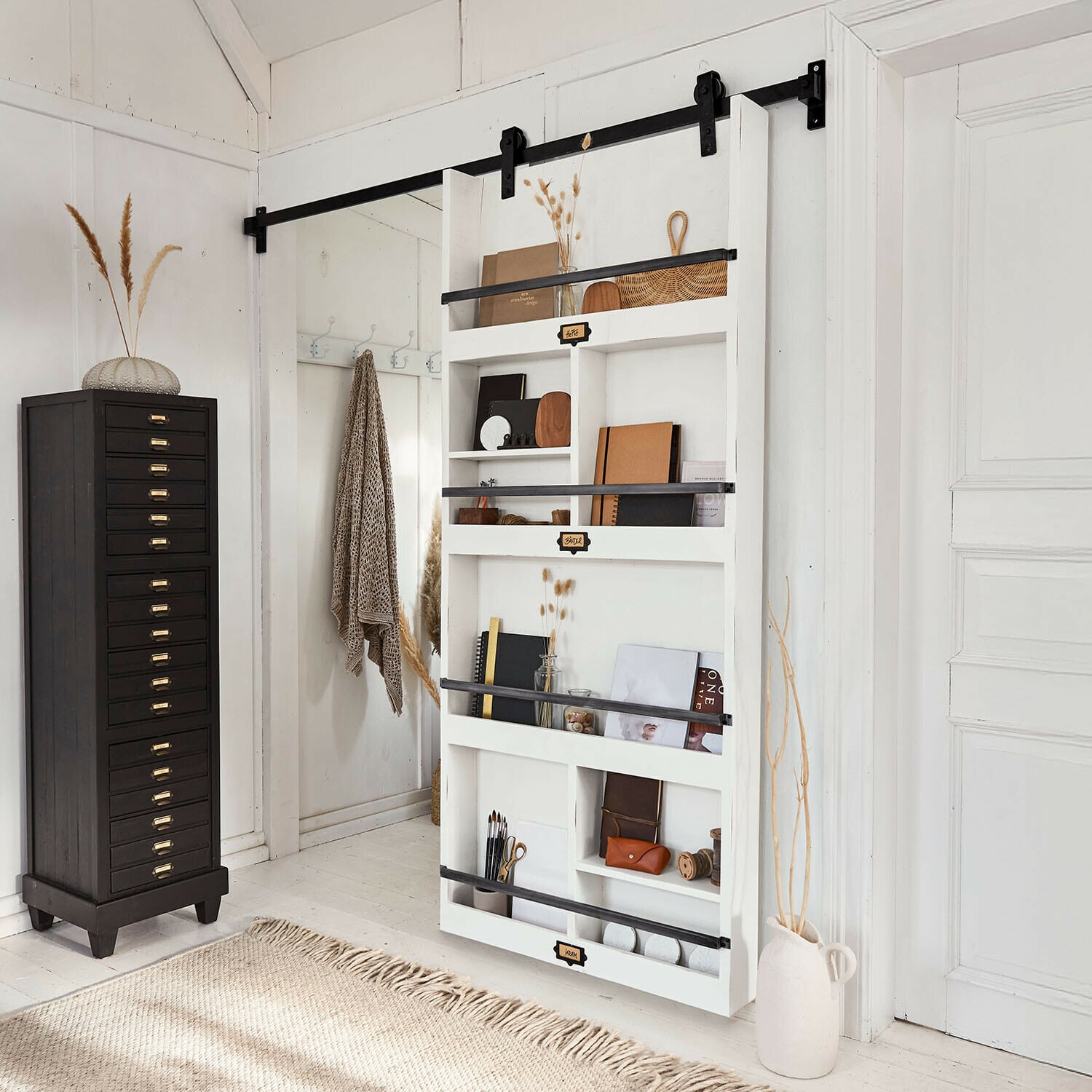 Puerta corredera Besançon Estantería de pared blanca de madera con barras metálicas negras y decoración escandinava