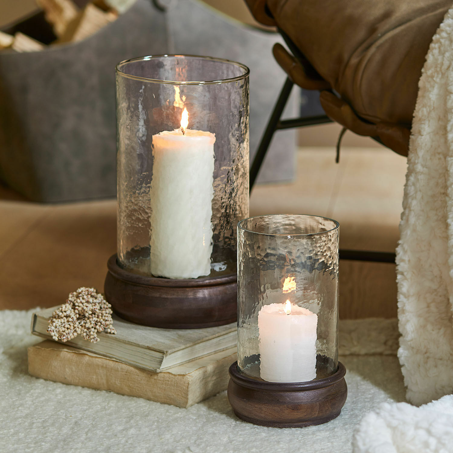 Set de 2 portavelas Sivalor Dos faroles de vidrio con velas blancas sobre bases de madera, decoración interior acogedora y cálida