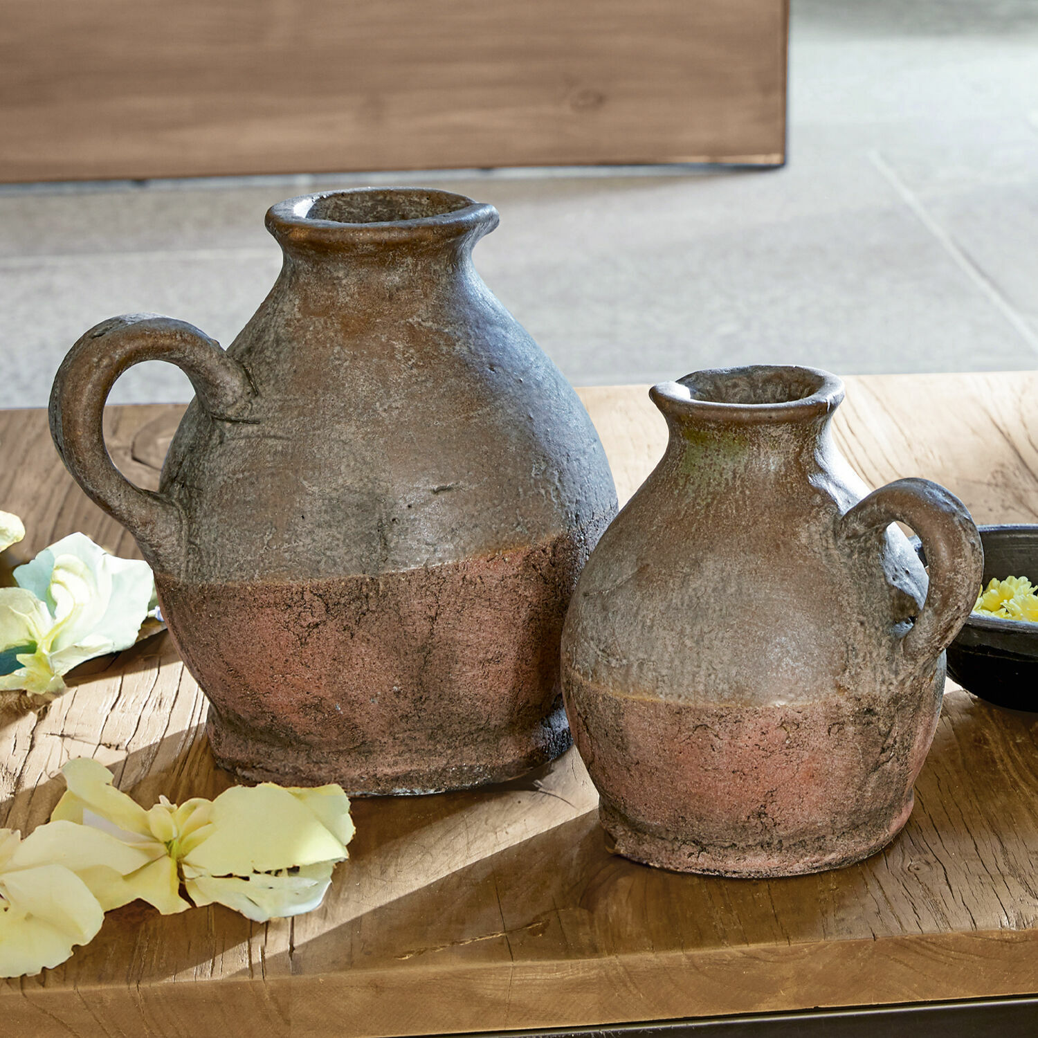 Set de 2 jarrones Henriette Dos jarras rústicas de cerámica en color marrón óxido sobre mesa de madera con flores