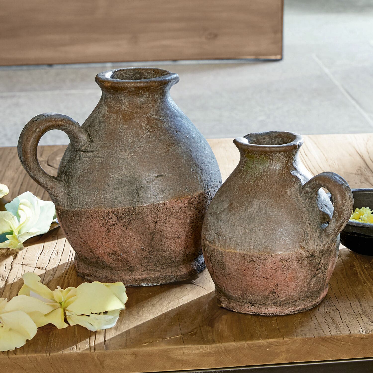 Set de 2 jarrones Henriette Dos jarras rústicas de cerámica en color marrón óxido sobre mesa de madera con flores