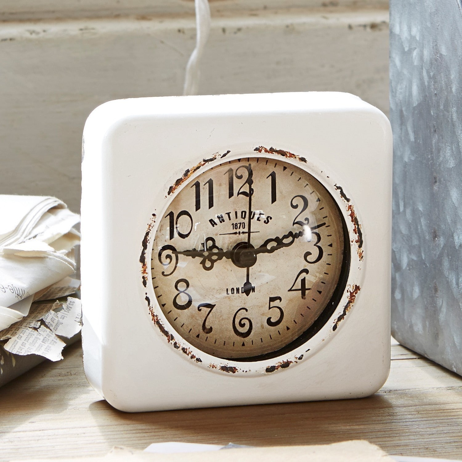 Reloj Gervase Reloj de mesa blanco con esfera envejecida y números negros, decoración vintage para interiores.