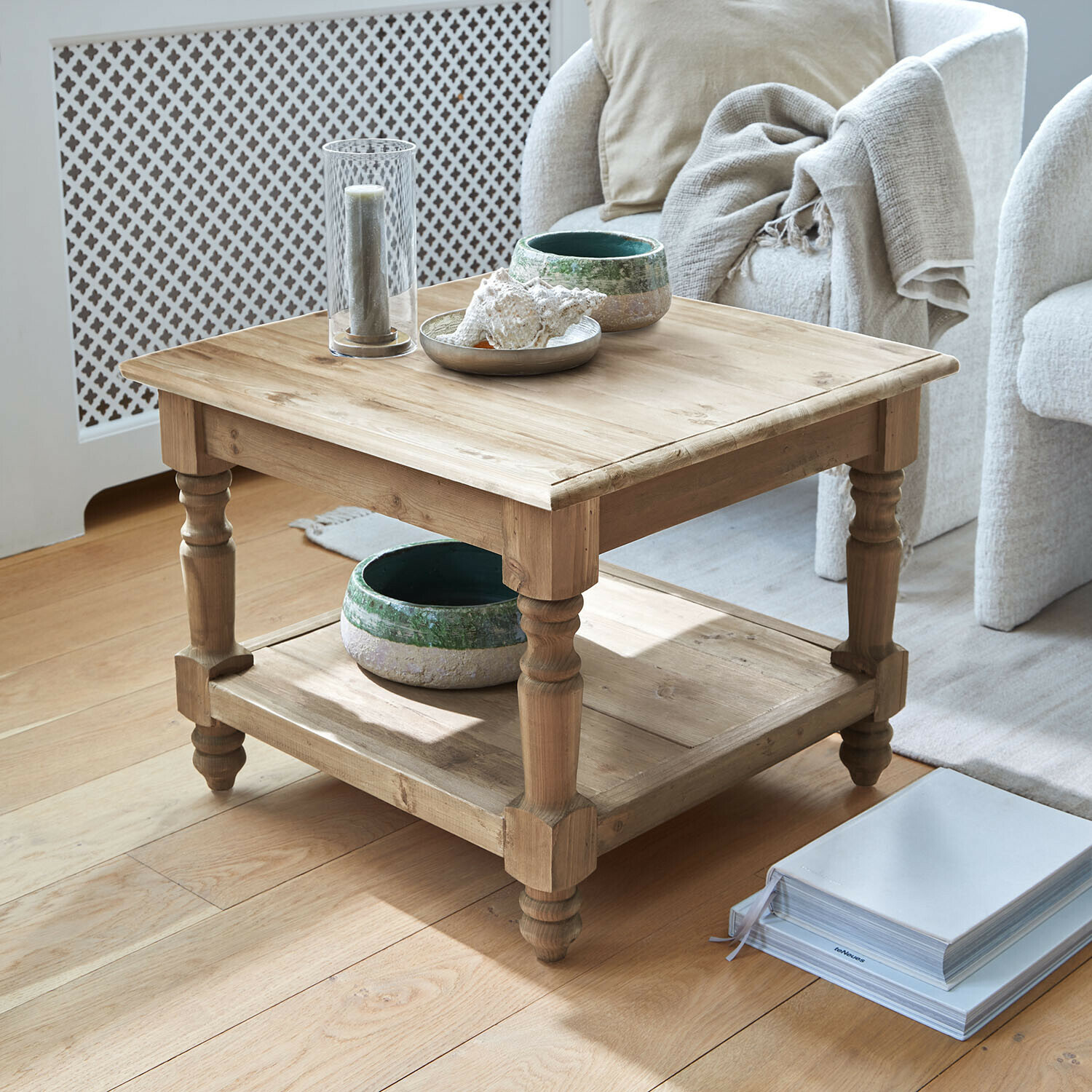 Mesa de centro Belméran Mesa de centro cuadrada de madera de pino natural con patas torneadas y estante inferior en salón luminoso