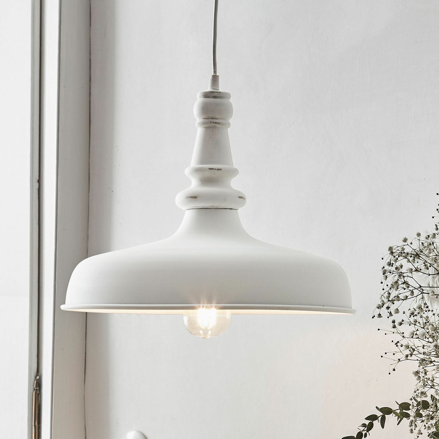 Lámpara colgante Camryn Lámpara colgante de metal blanco con pantalla decorativa y bombilla visible para interiores escandinavos