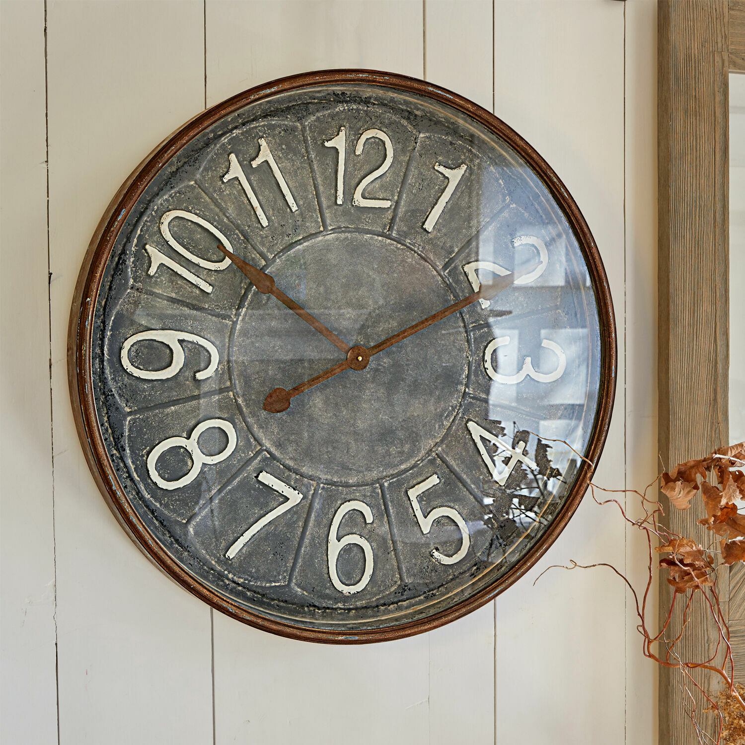 Reloj Braxton Reloj de pared grande redondo de metal con números blancos sobre fondo gris, decoración vintage
