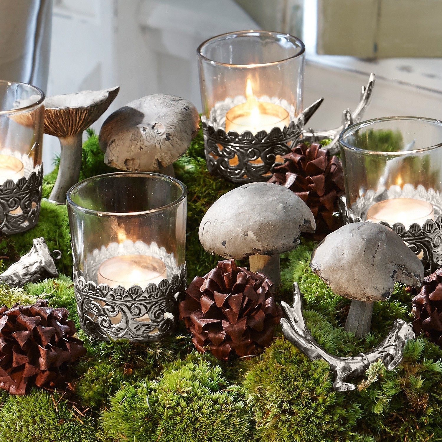 Set de 4 setas decorativas Joca Decoración de mesa con setas grises, portavelas de vidrio y musgo verde para ambiente festivo
