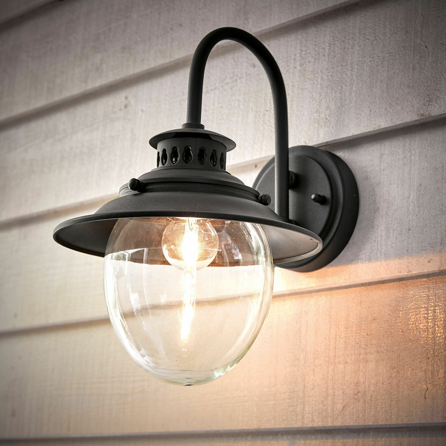 Aplique de exterior Norman Aplique de pared negro de metal con globo de vidrio transparente, iluminación exterior