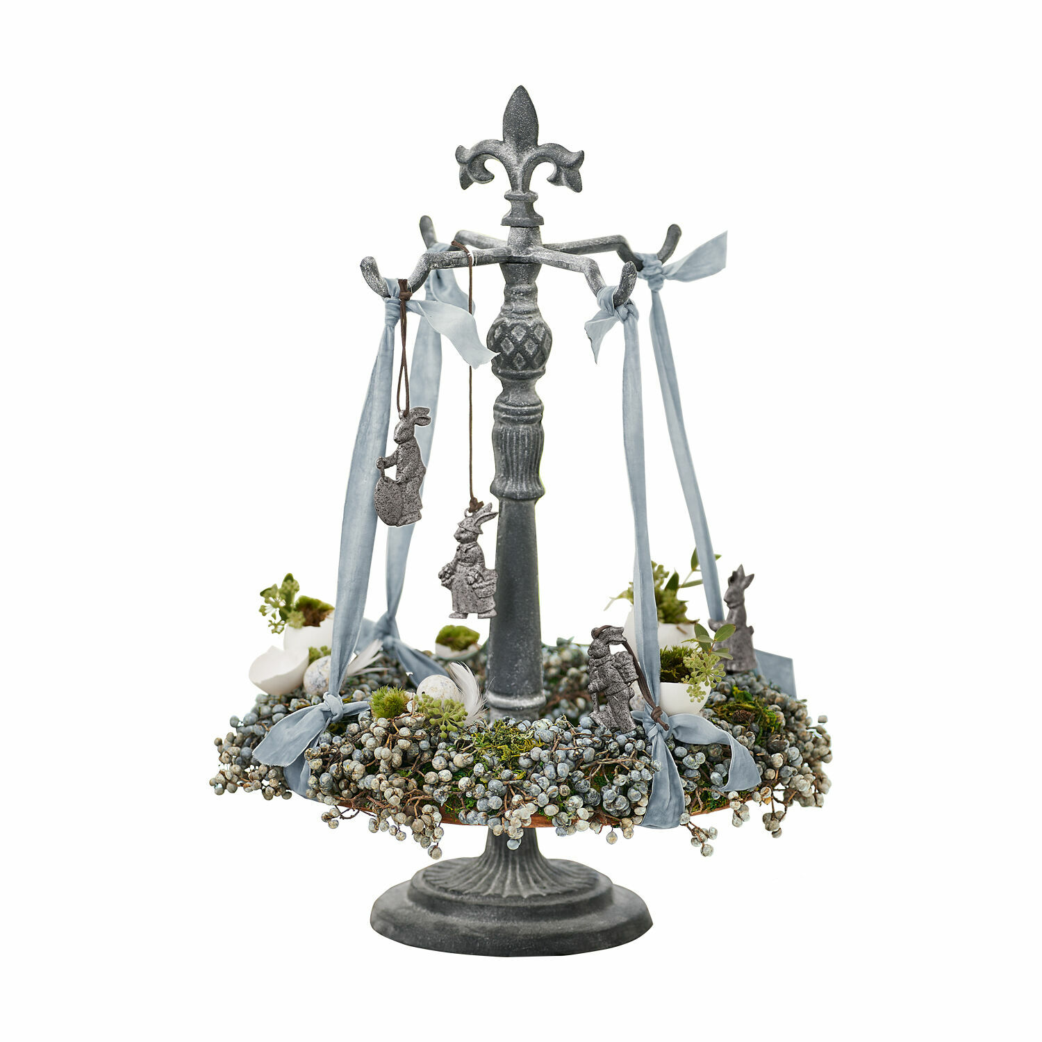 Soporte para coronas Antwan Decoración de mesa metálica gris con colgantes y lazos azules, adornada con bayas y vegetación