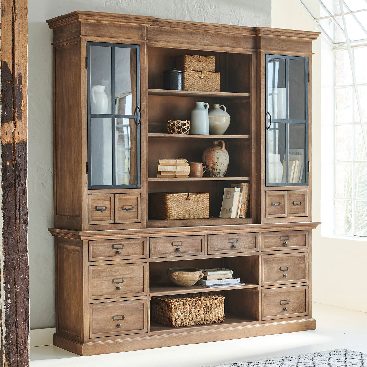 Armario Horsens Gran vitrina de madera natural con cajones y puertas de cristal para almacenamiento y decoración