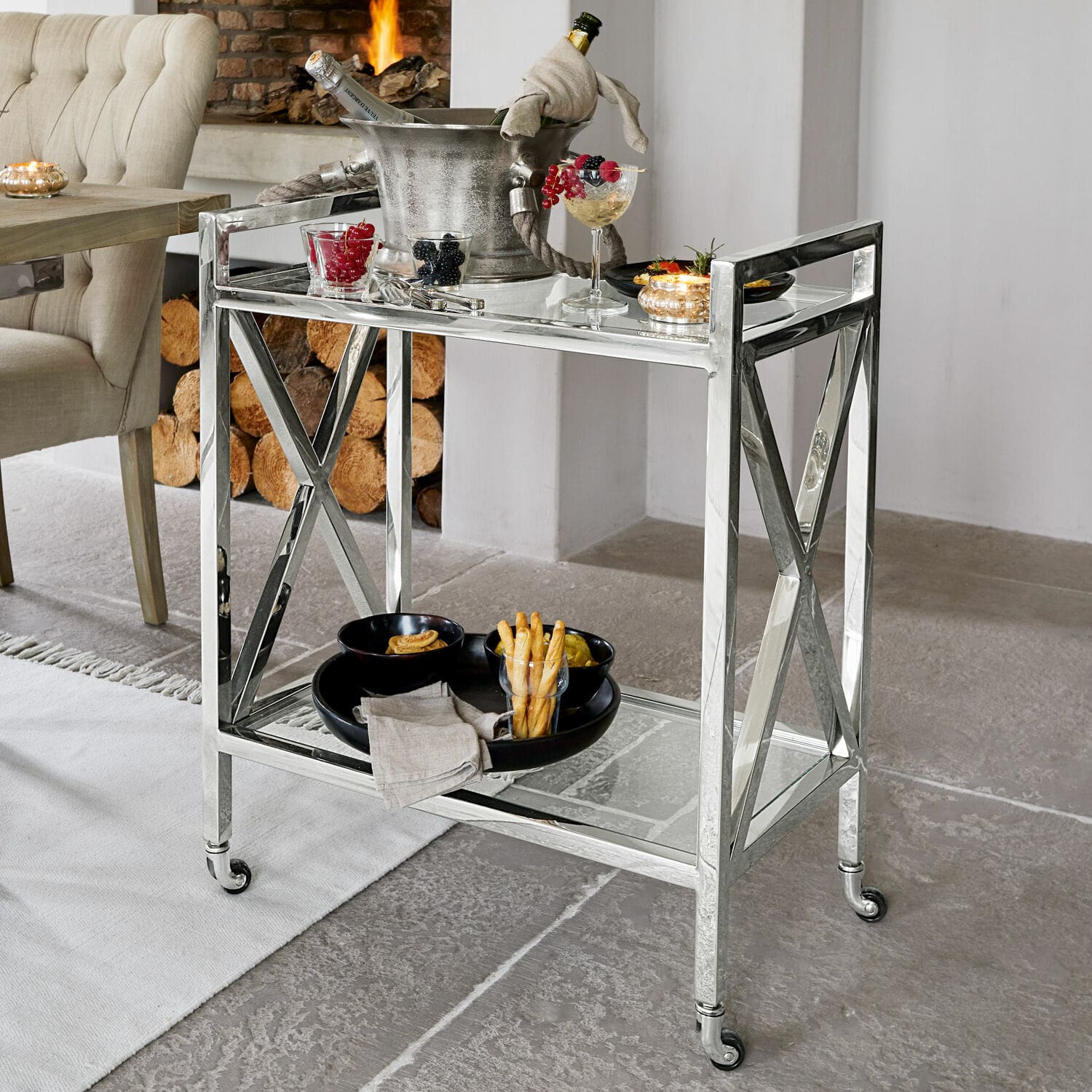 Carro de servicio Stamford Carrito de bar de acero inoxidable con dos estantes y ruedas, mueble moderno para salón