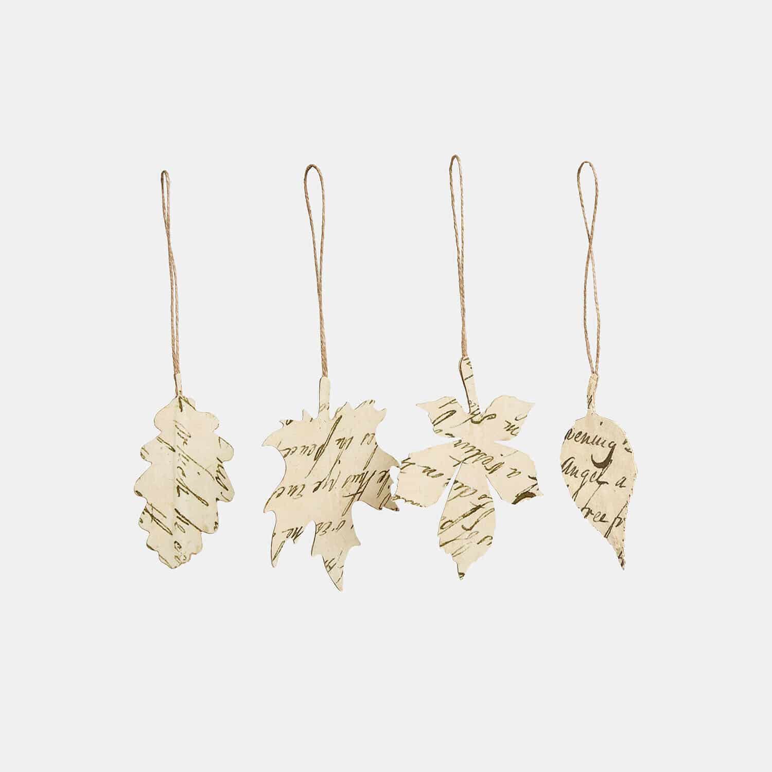 Set de 4 colgantes Fleuriene Conjunto de cuatro adornos de hojas de papel con texto impreso, color beige con cuerda para colgar