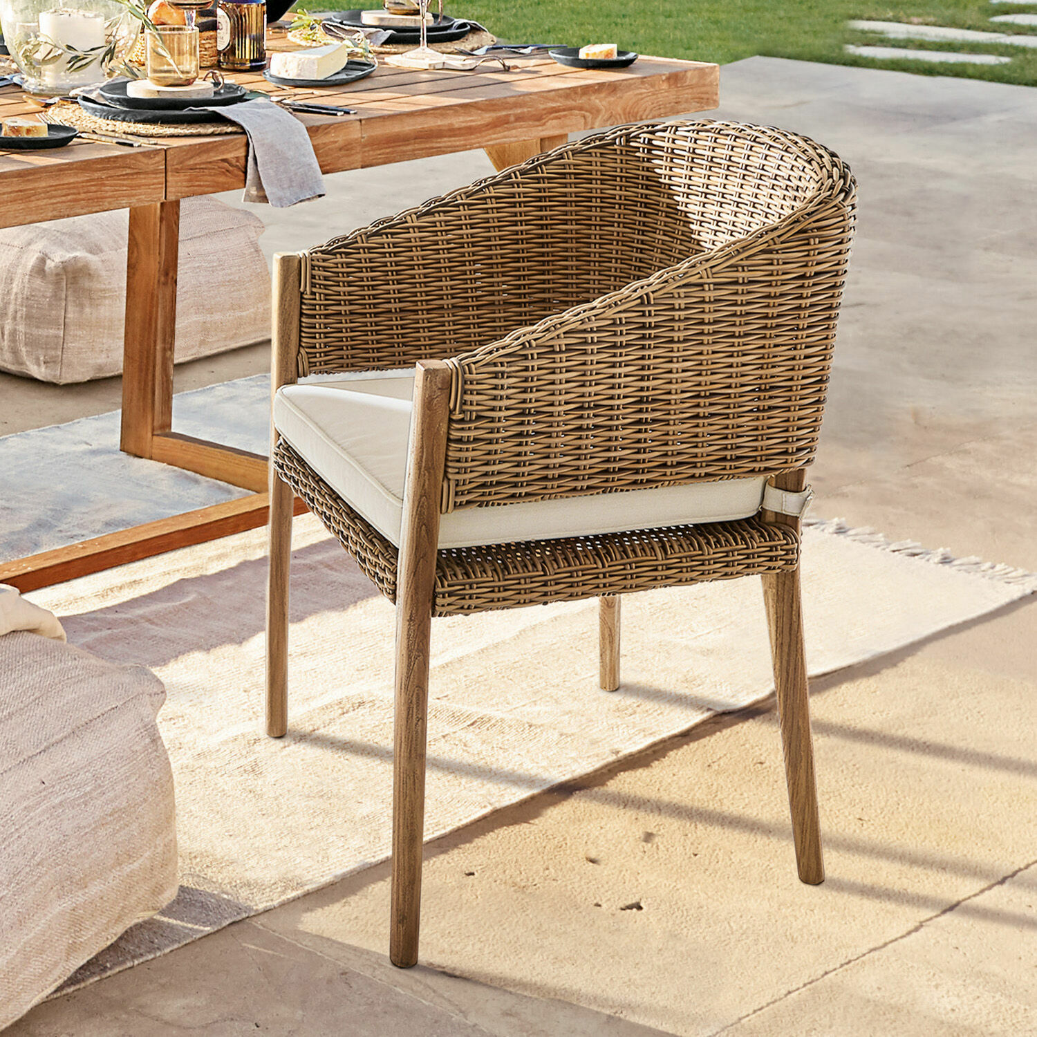 Silla de jardín de ratán y madera con cojín crema, color natural, muebles de terraza