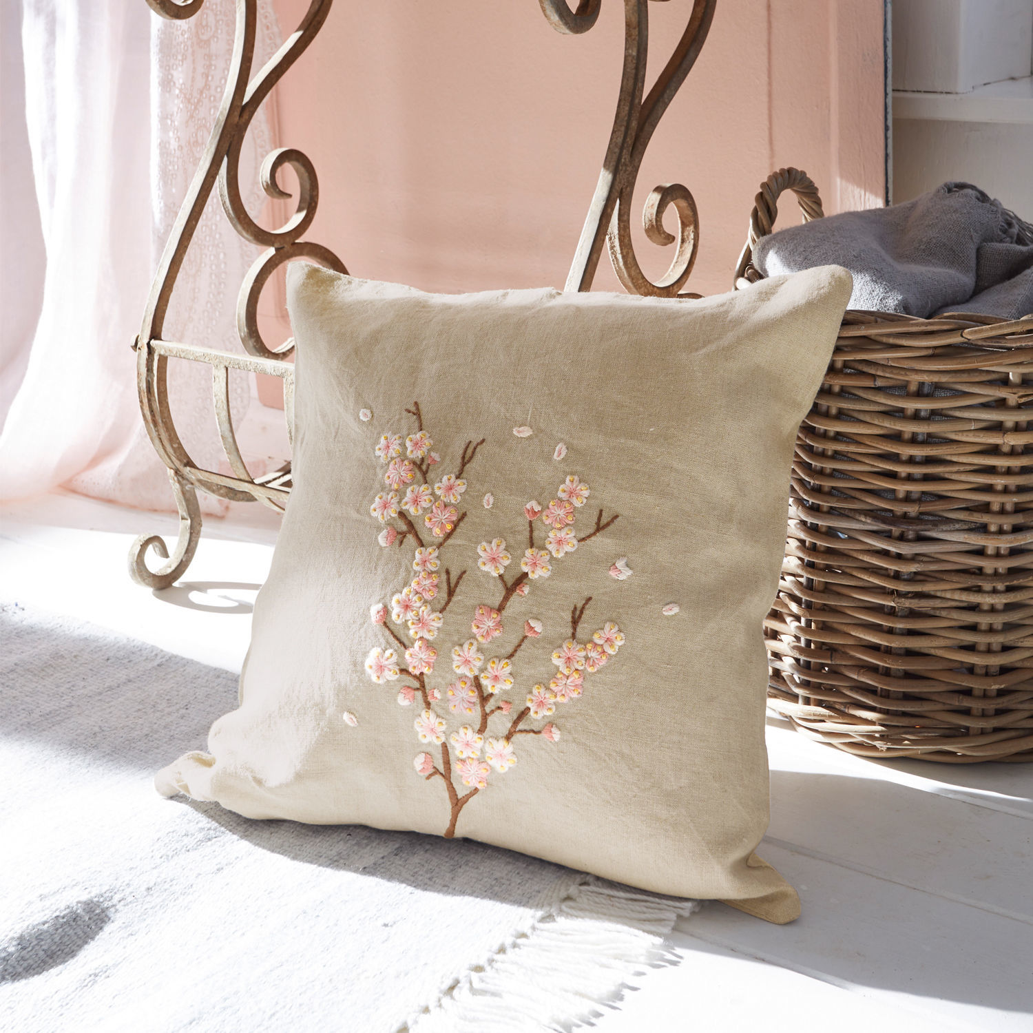 Funda de cojín Carrol Cojín beige de lino con bordado de flores de cerezo, decorativo y suave para salón