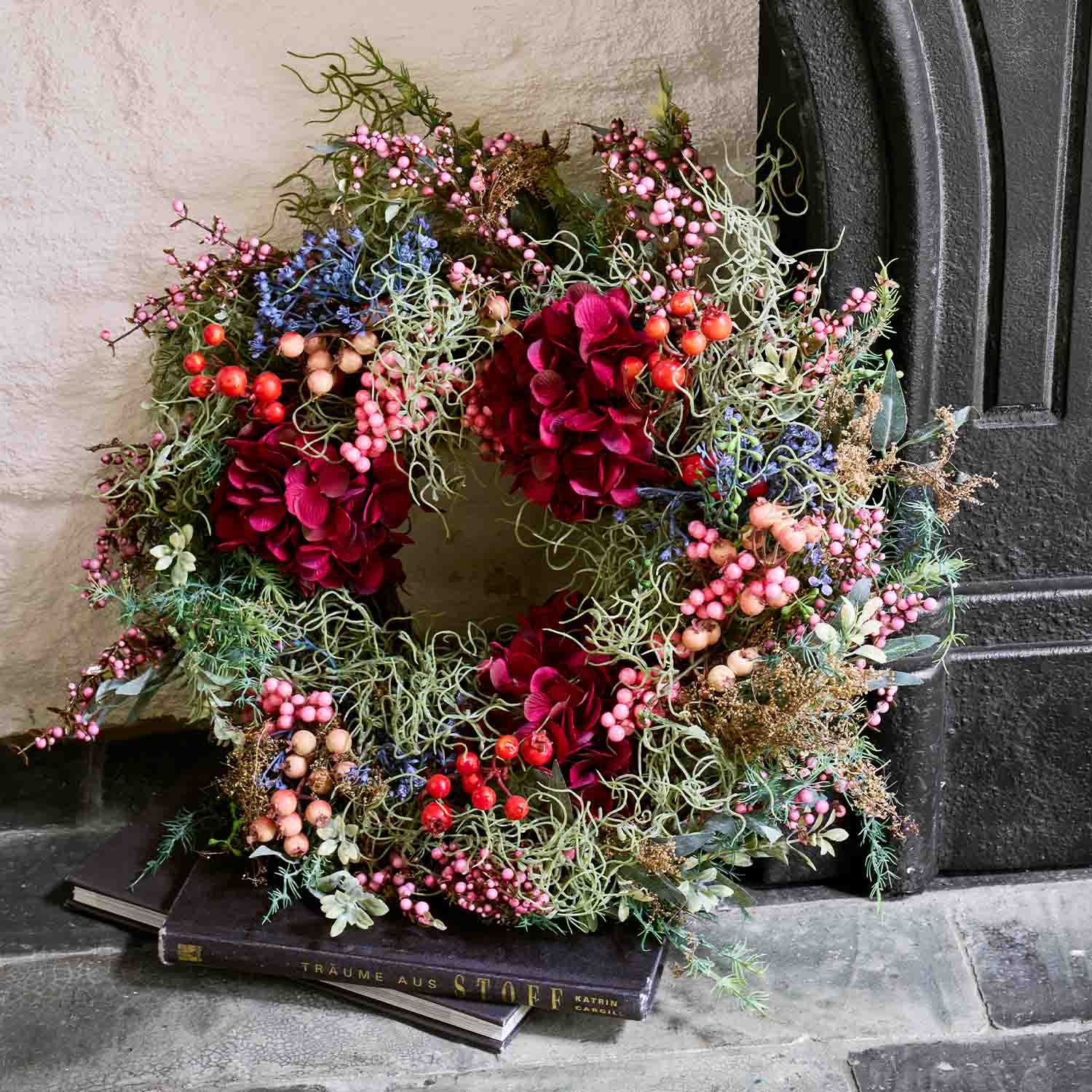 Corona decorativa con flores rojas y bayas de colores para puerta, decoración de temporada