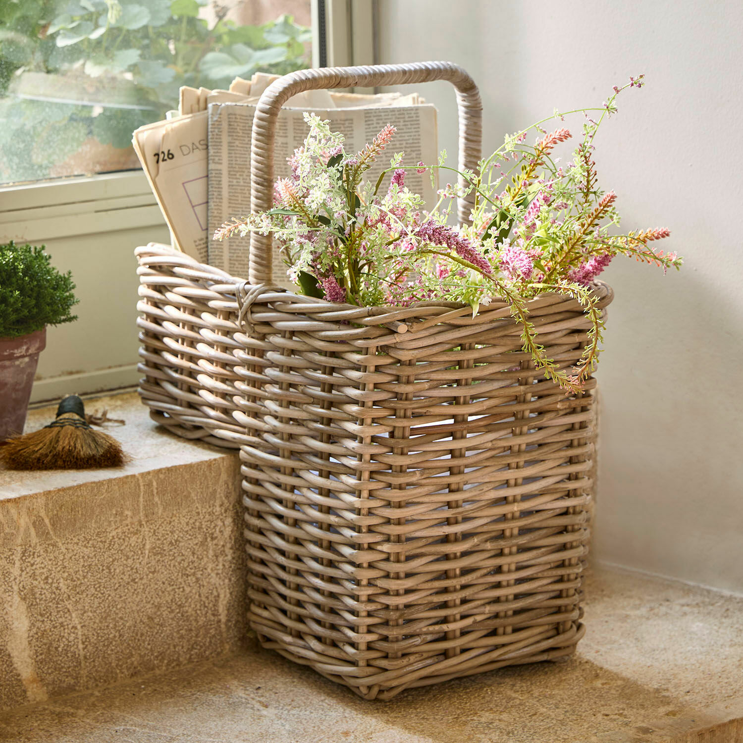 Cesta Merveillette Cesta de ratán natural con flores y periódicos, decoración interior y almacenamiento práctico