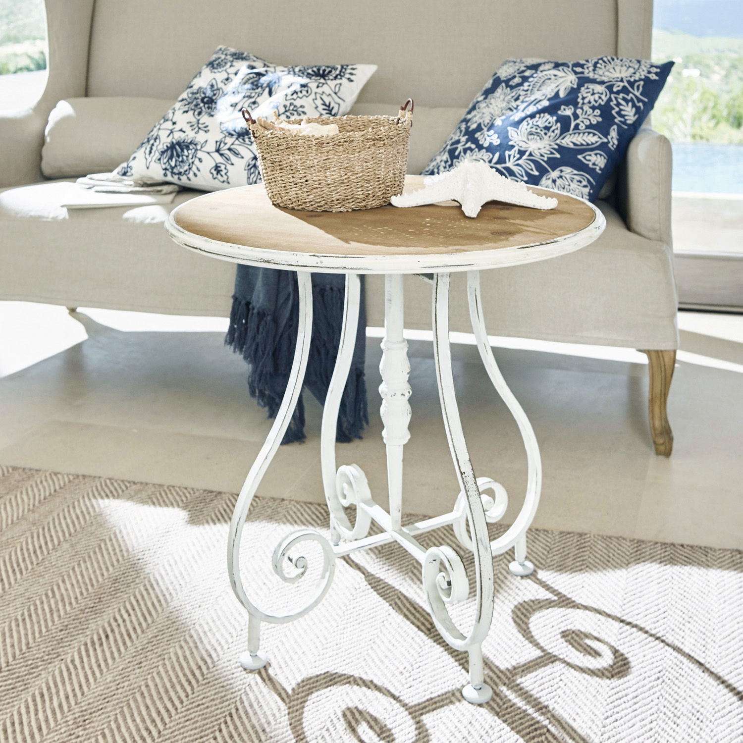 Mesa auxiliar Pordic Mesa redonda con tablero de madera y base metálica blanca estilo vintage para sala luminosa