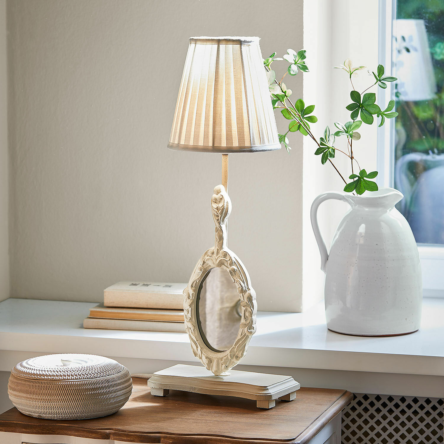 Lámpara de mesa Brannach Lámpara de mesa de madera blanca con espejo decorativo y pantalla beige sobre mesa de madera