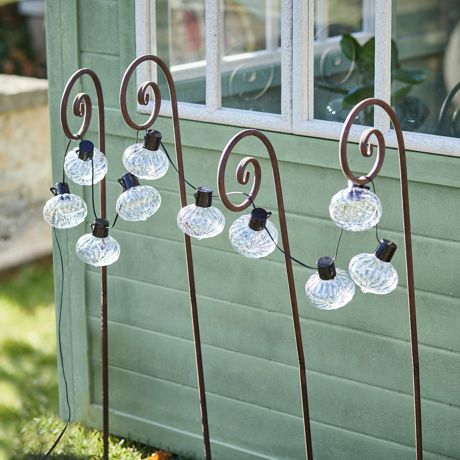Set de 4 estacas de jardín Sornàs Guirnalda solar decorativa con soportes metálicos y pantallas transparentes para jardín