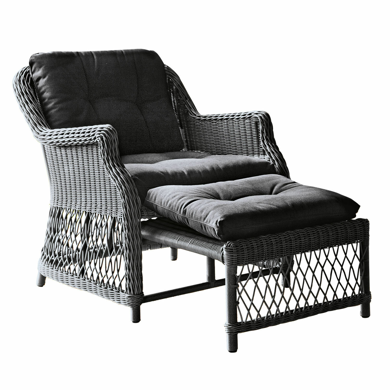 Sillón de ratán gris con reposapiés y cojines gris oscuro para relajarse cómodamente en casa
