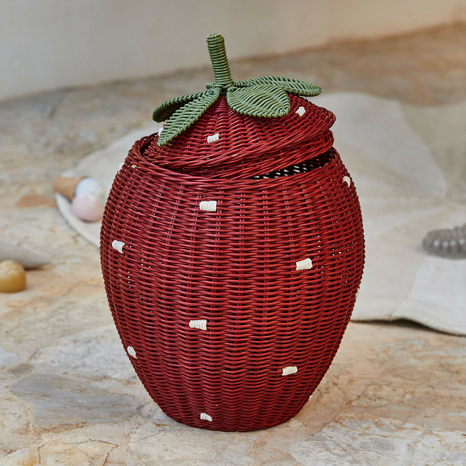 Cesta con forma de fresa Giggleberry Cesta de ratán roja con forma de fresa y hojas verdes, recipiente decorativo para almacenamiento