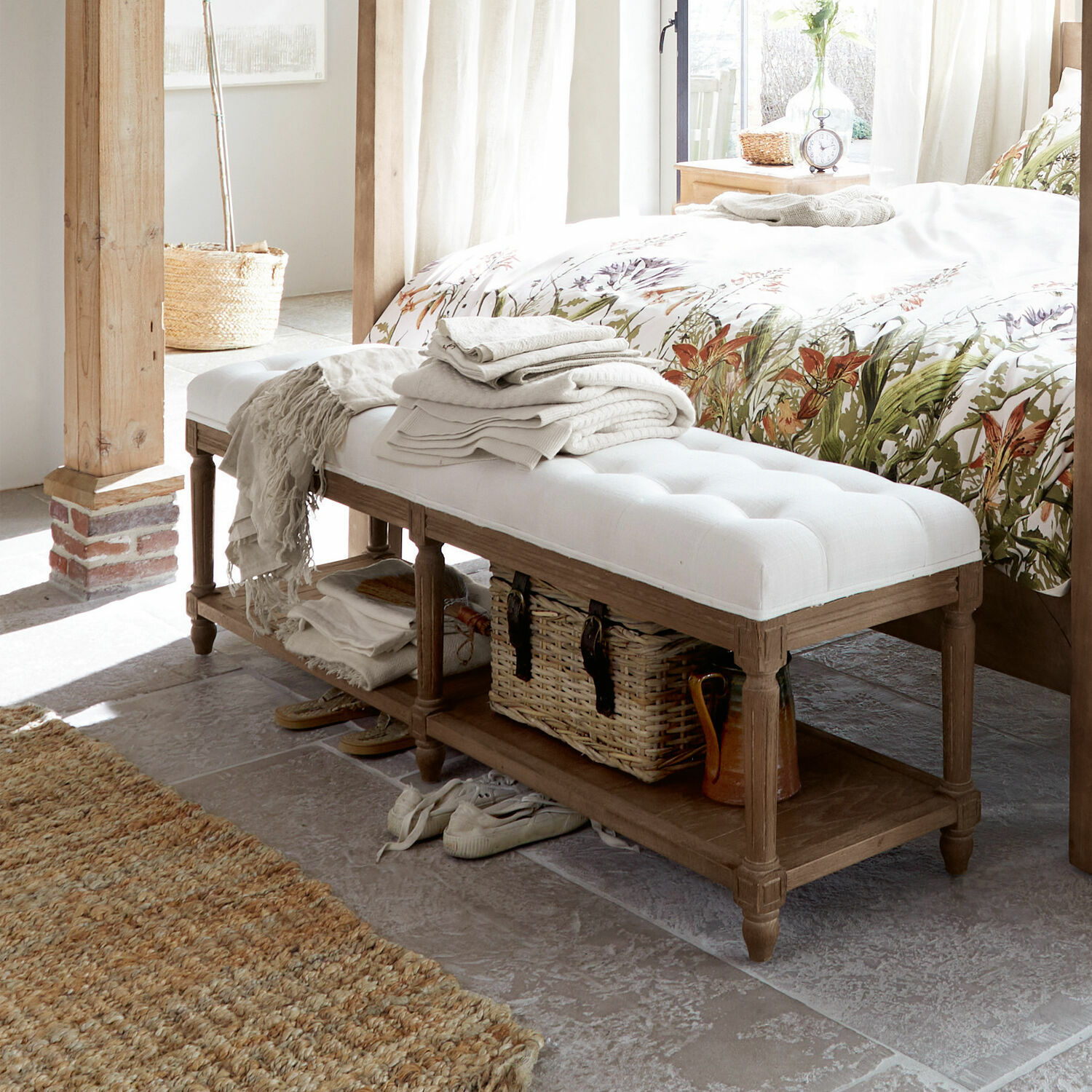 Banco Surcelles Banco de madera con asiento blanco y estantes para almacenamiento en dormitorio luminoso de estilo natural