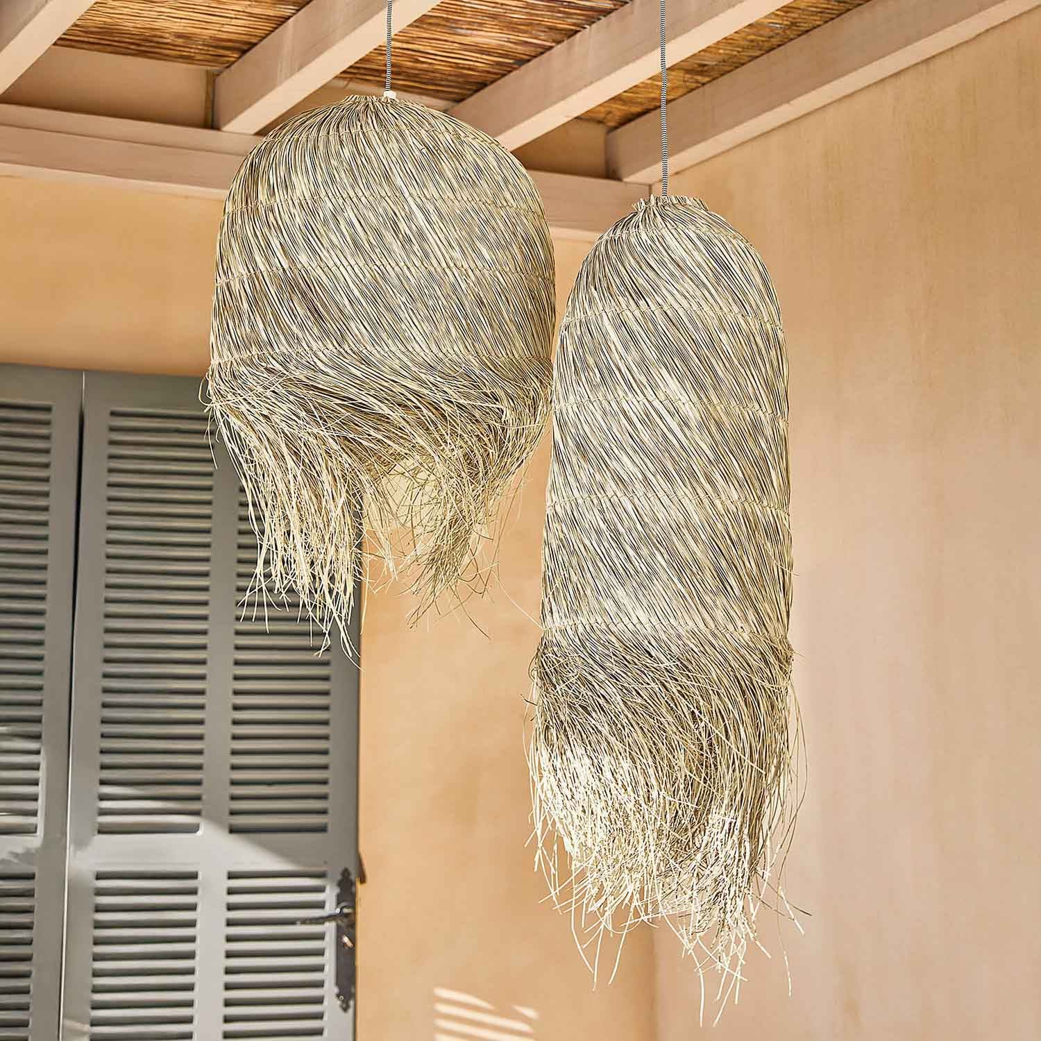 Dos lámparas colgantes de ratán natural beige, iluminación decorativa para interiores acogedores
