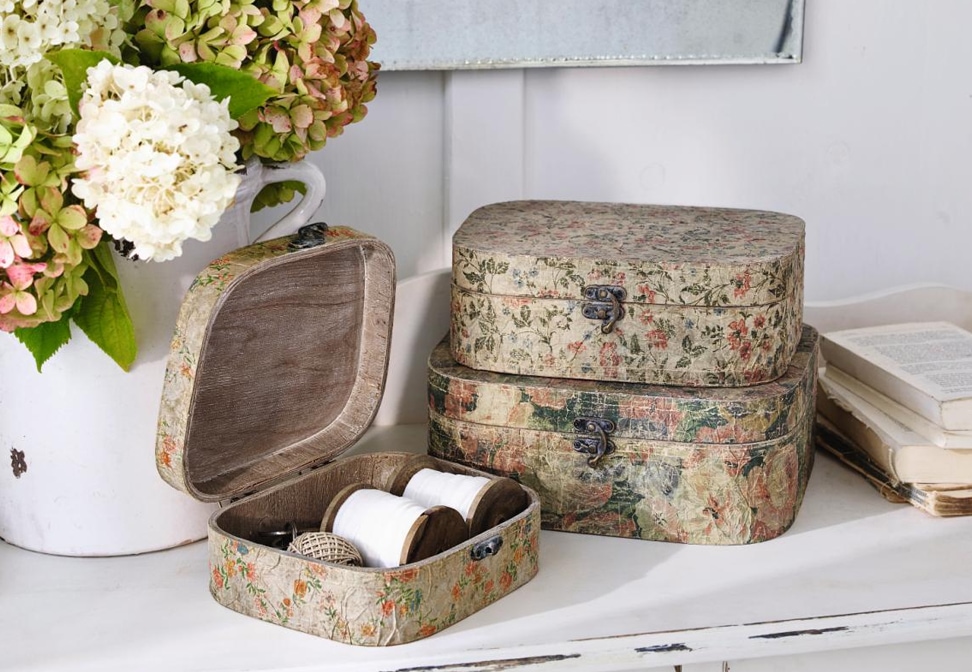 Conjunto de tres cajas decorativas shabby chic con diseño floral sobre fondo claro