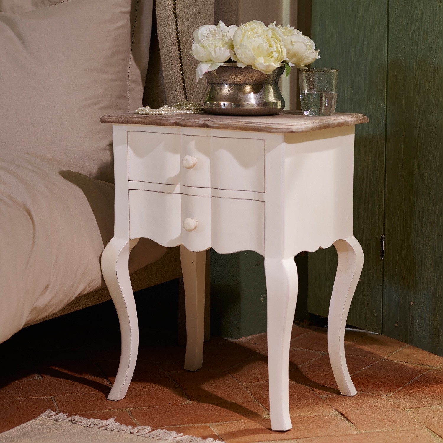 Mesa auxiliar Fairchild Mesita de noche blanca de madera con dos cajones y patas decorativas en estilo rústico