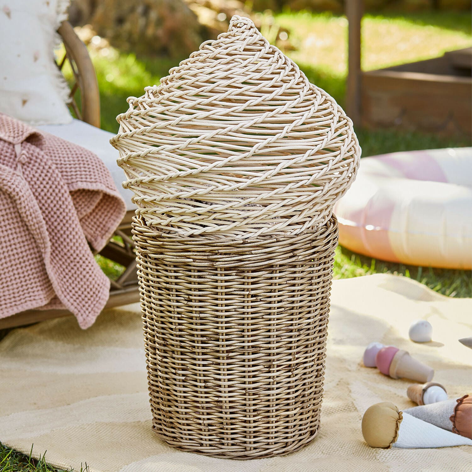 Cesta de mimbre con forma de helado en colores natural y blanco, ideal para almacenamiento en casa y jardín