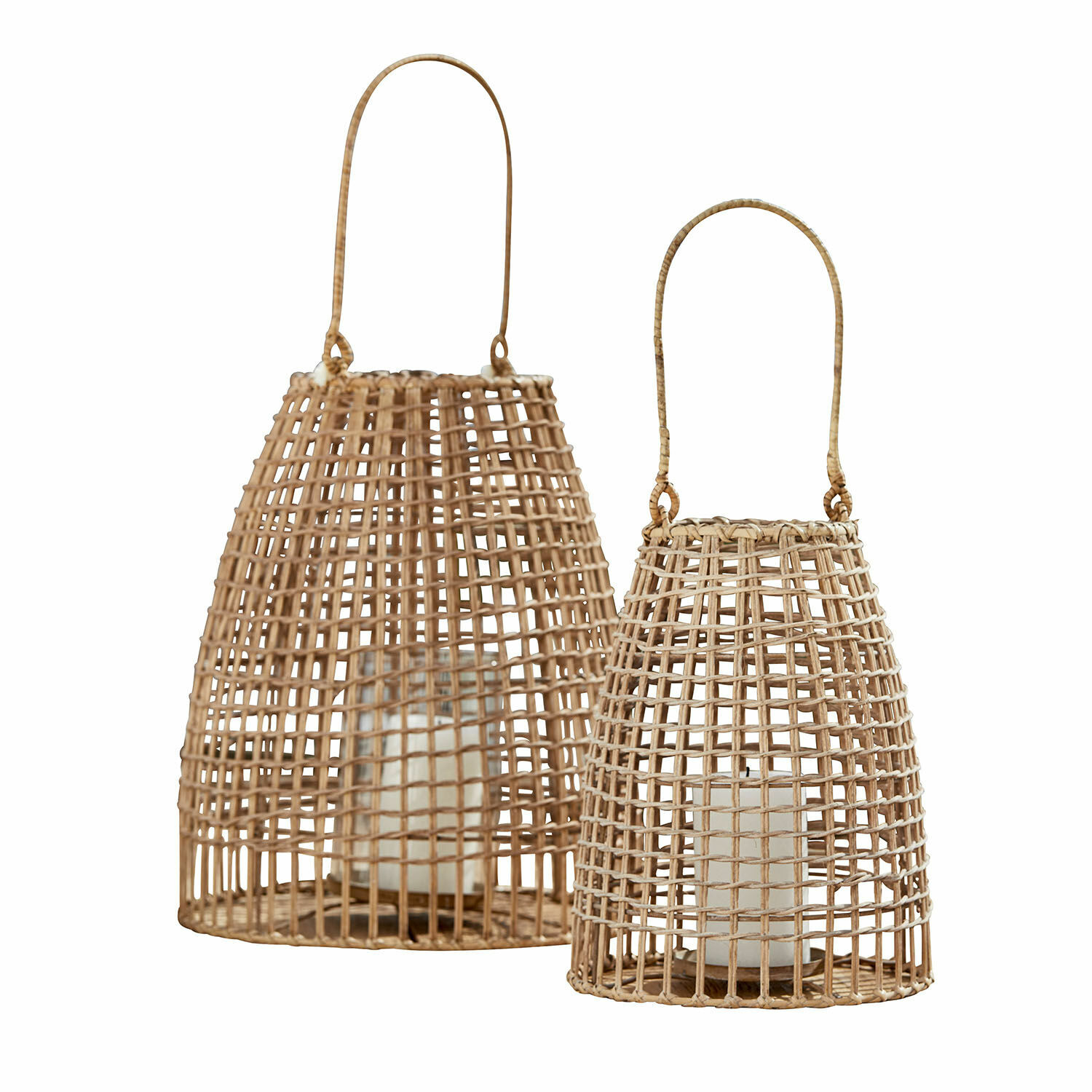 Set de 2 linternas Hillendale Dos faroles de ratán en color natural con asas y velas blancas para decoración interior