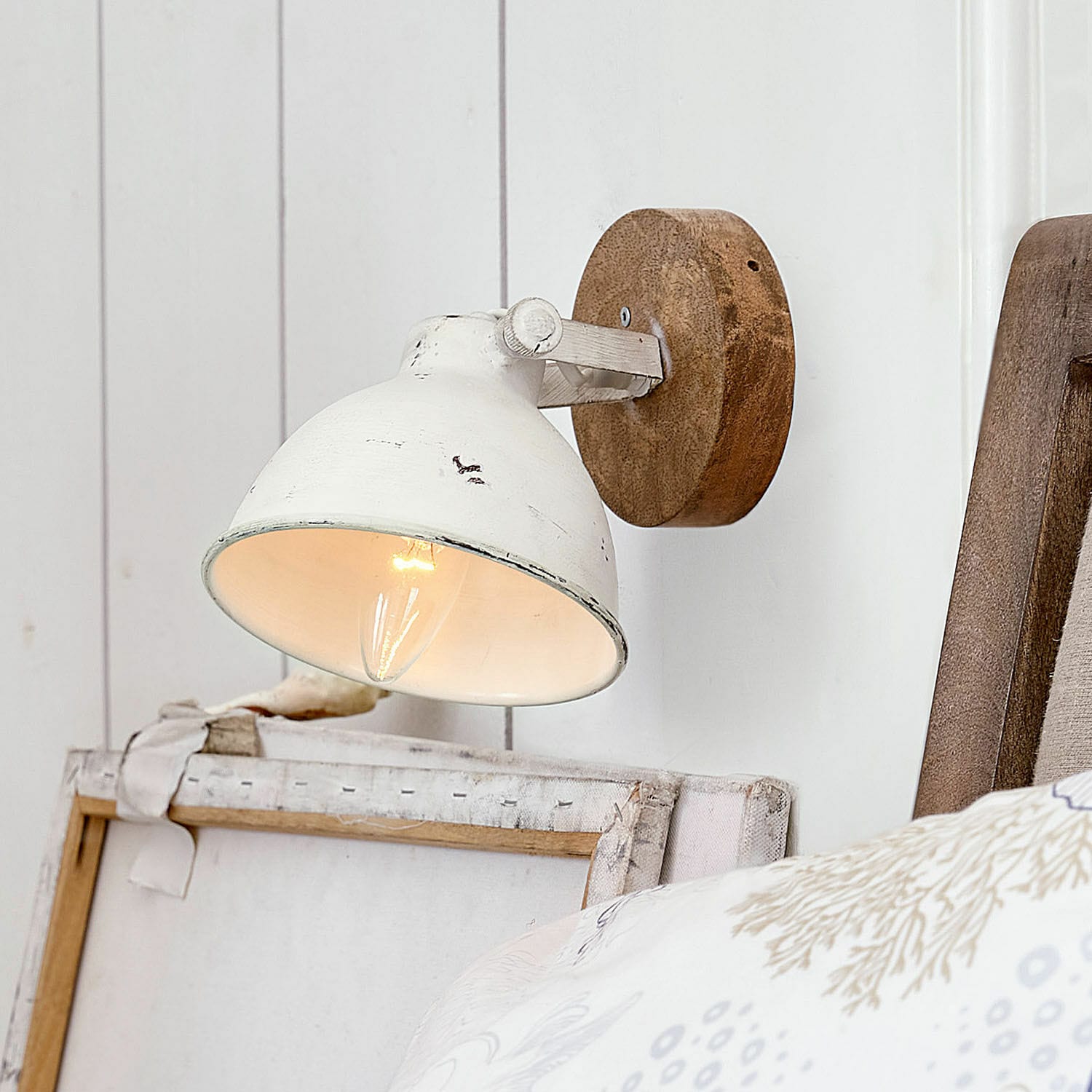 Lámpara de pared Ballée Lámpara de pared blanca de metal con base de madera estilo vintage para iluminación interior