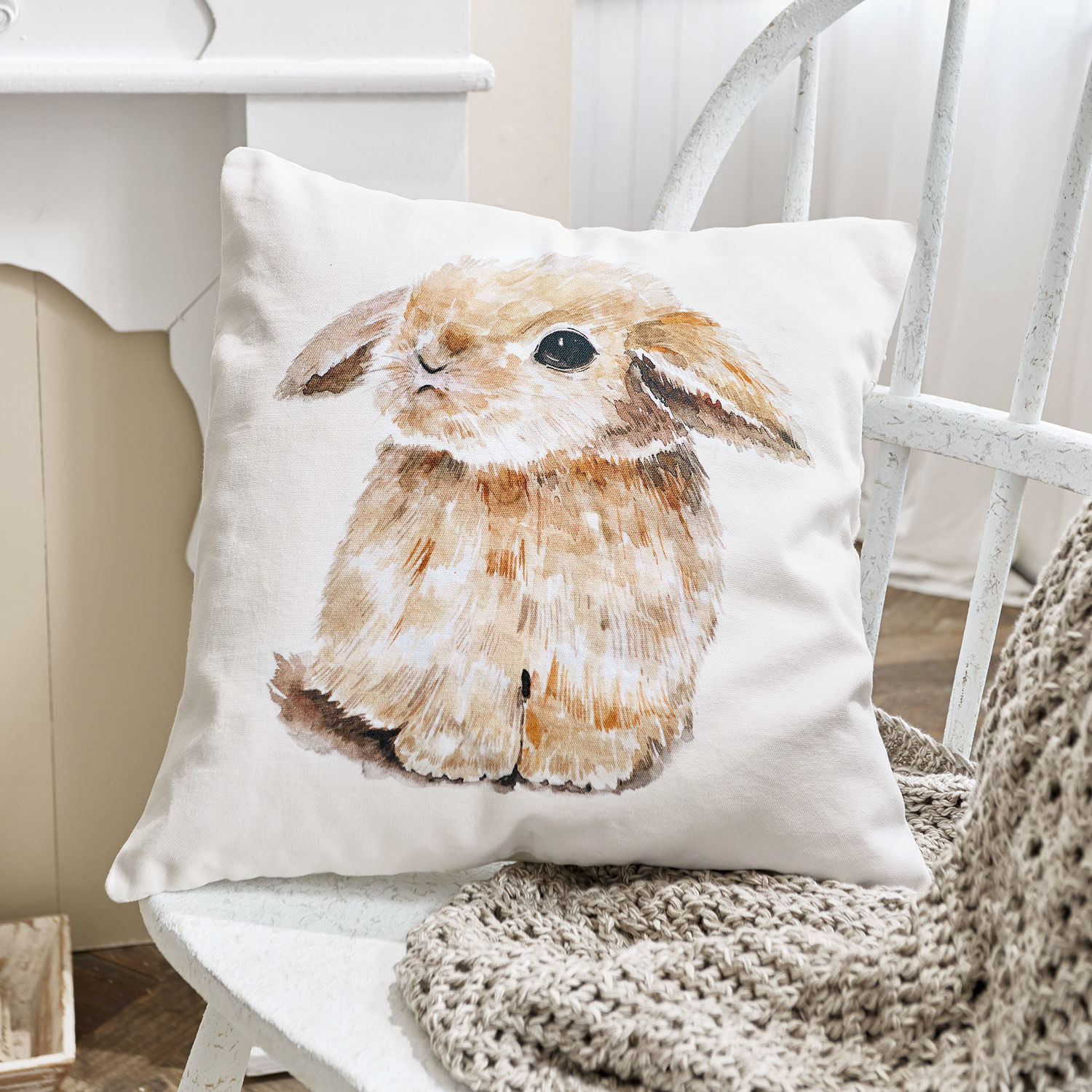 Cojín blanco de algodón con estampado de conejo marrón para decoración interior acogedora