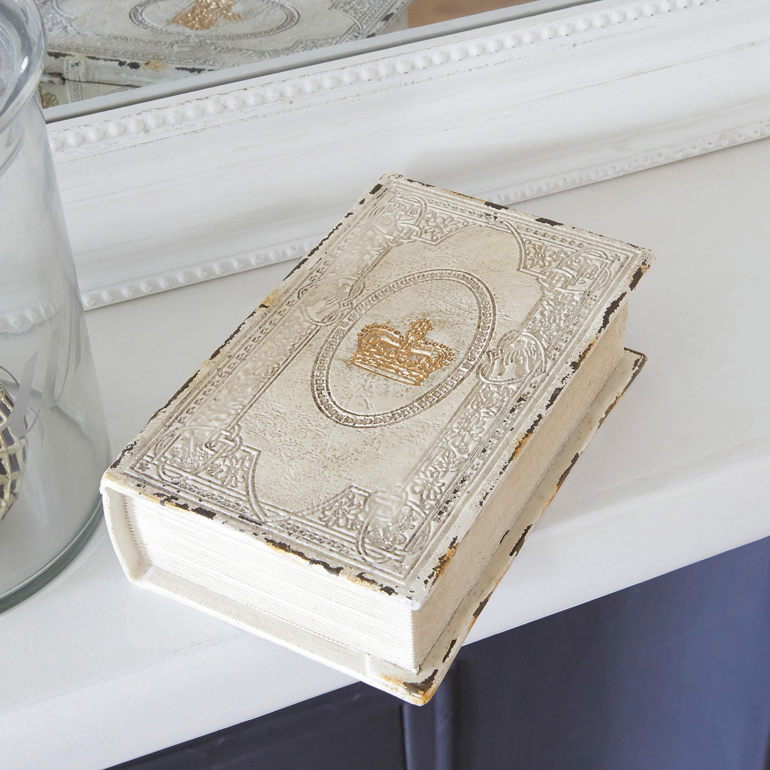 Caja en forma de libro Anglure Caja decorativa blanca de metal con forma de libro, corona dorada y acabado envejecido