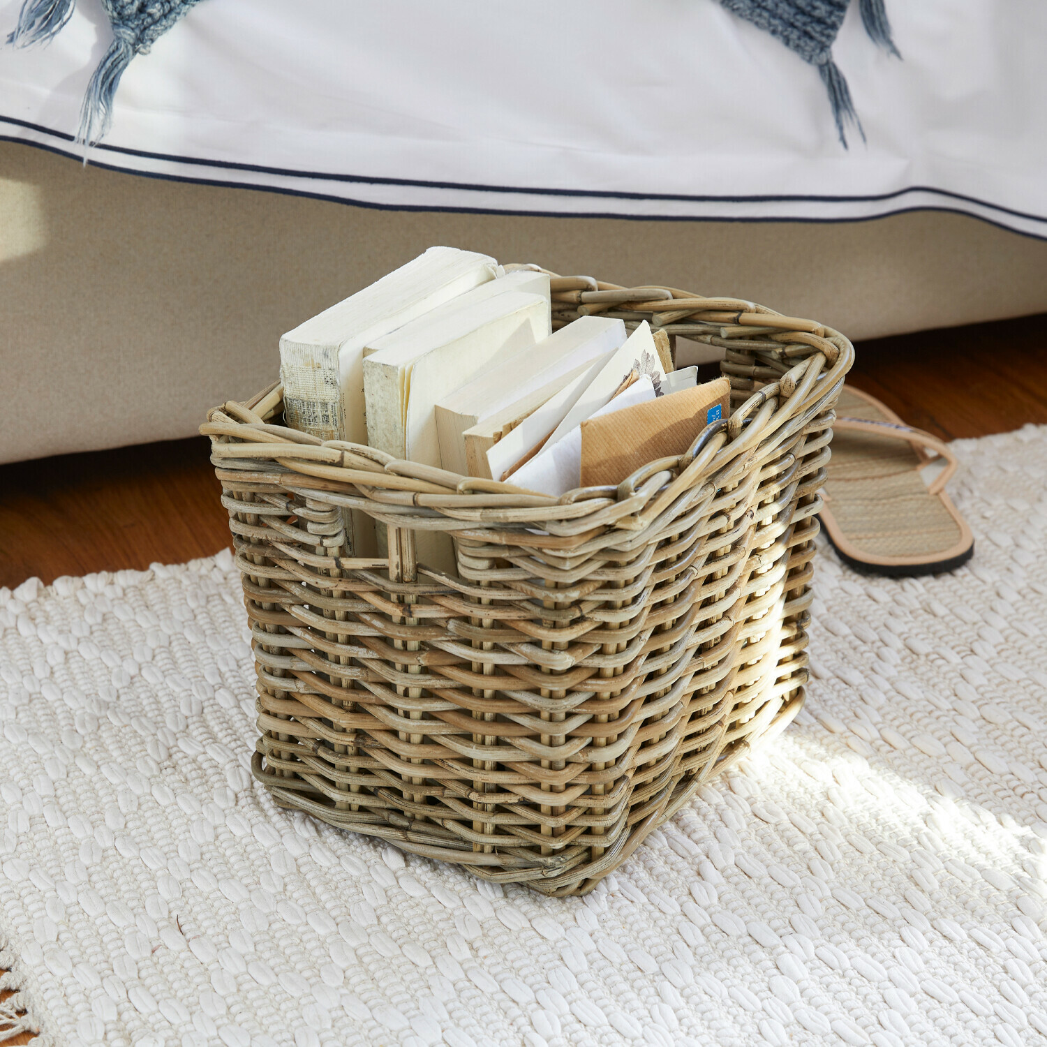 Cesta Eastport Cesta cuadrada de mimbre natural con libros y documentos sobre alfombra blanca