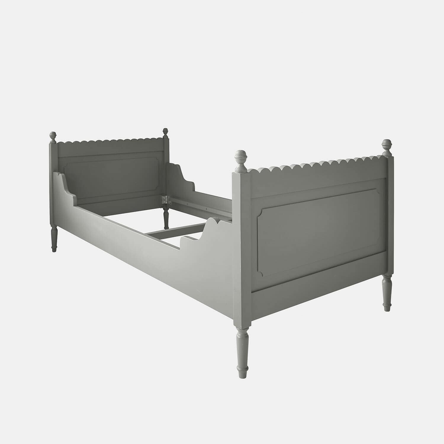 Cama de madera color oliva con acabado decorativo y patas clásicas, mueble para dormitorio