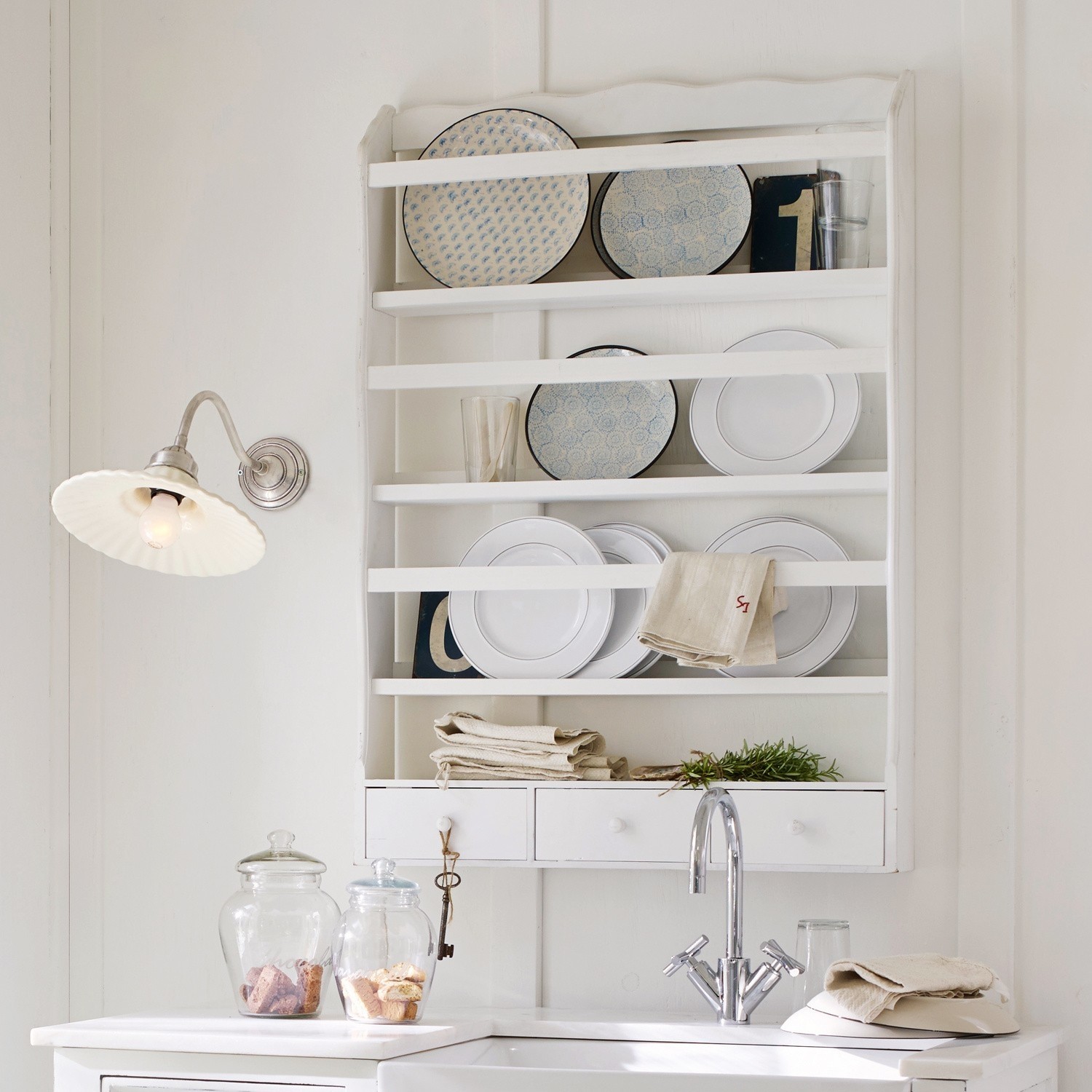 Estantería de pared Carbondale Estante de madera blanco con platos y vasos, estilo rústico para decoración de cocina luminosa