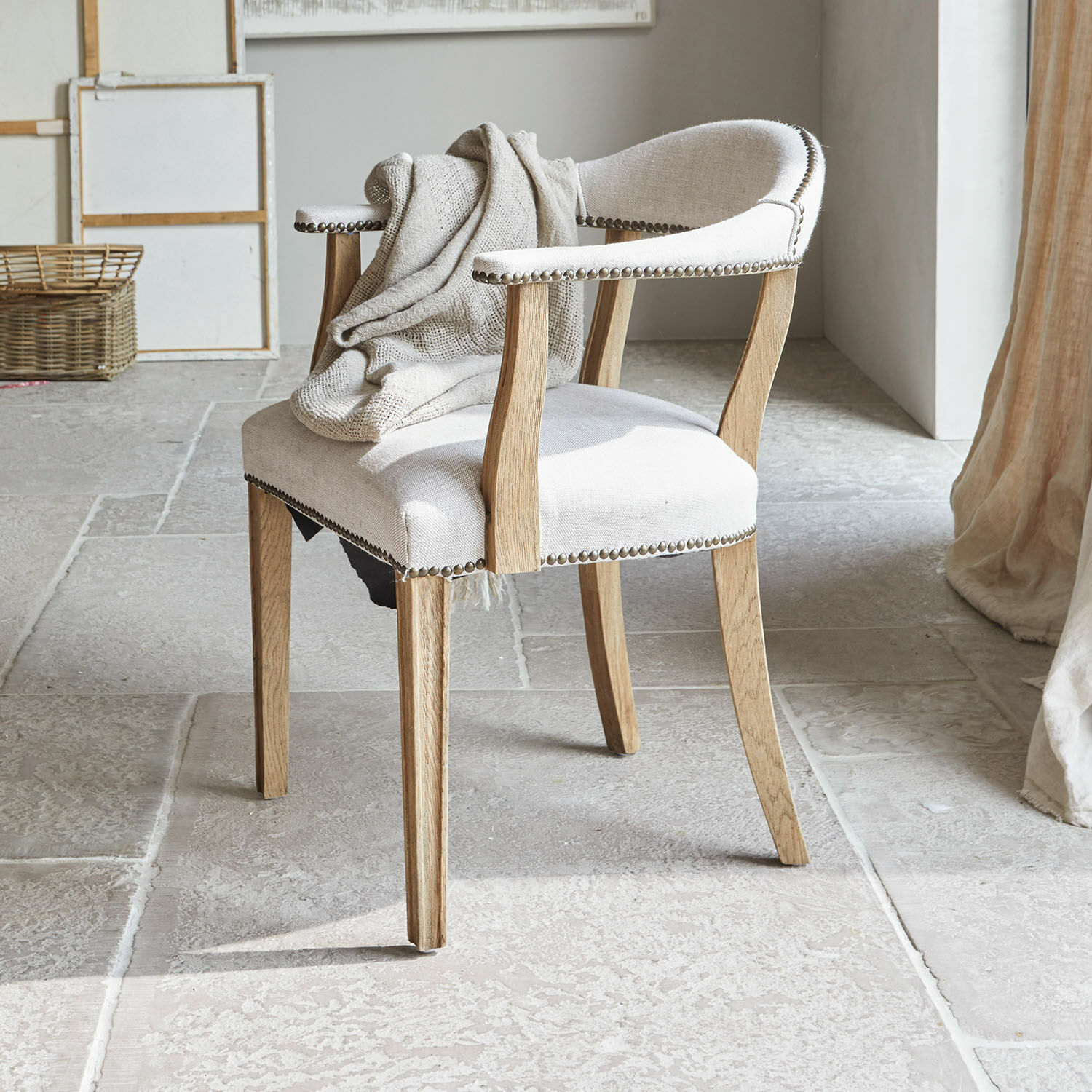 Silla Heaton Silla de madera clara y tela beige con clavos decorativos y manta estilo vintage
