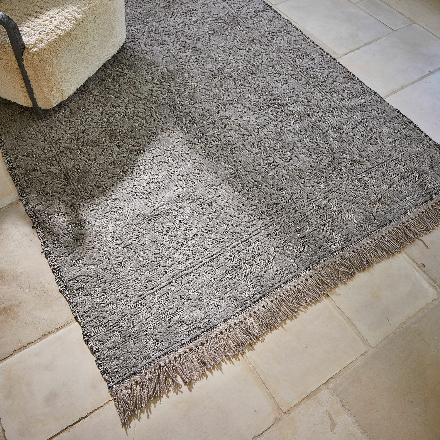 Alfombra para interior y exterior Forvento Alfombra gris con patrón sutil y flecos sobre suelo claro, decoración de interiores