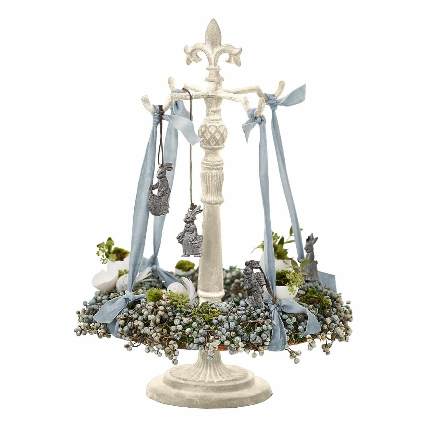Soporte para coronas Antwan Soporte decorativo de metal blanco con cintas azules y adornos colgantes de conejos grises