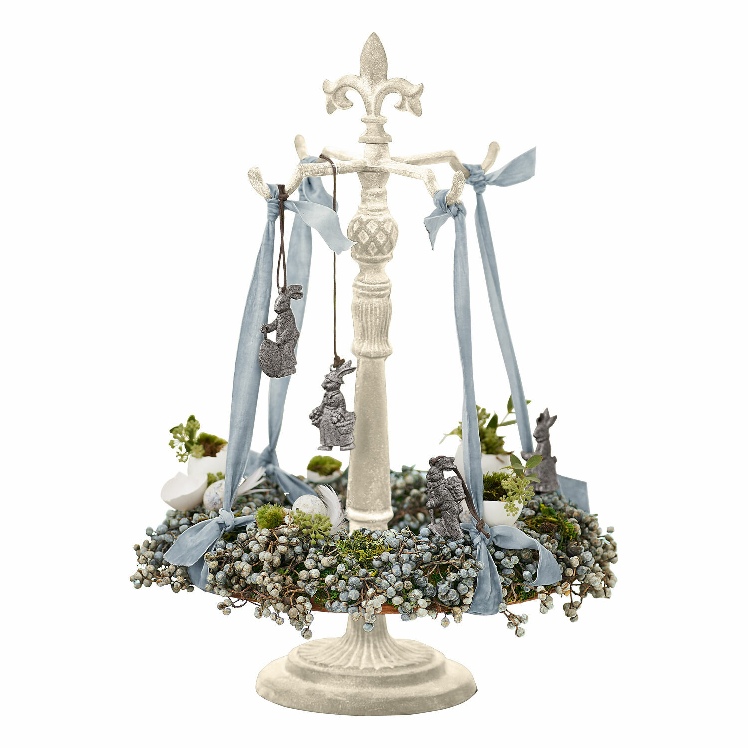 Soporte para coronas Antwan Soporte decorativo de metal blanco con cintas azules y adornos colgantes de conejos grises
