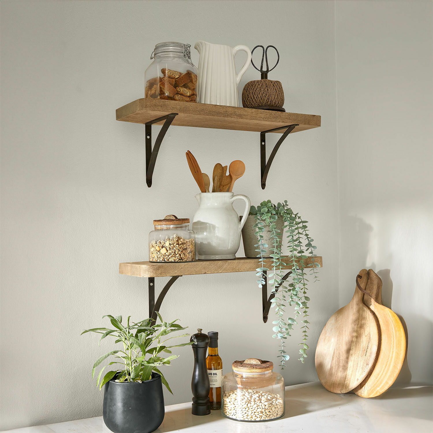 Set de 2 estantes de pared Thalindria Estantes de pared de madera con soportes metálicos, decorados con utensilios de cocina y plantas