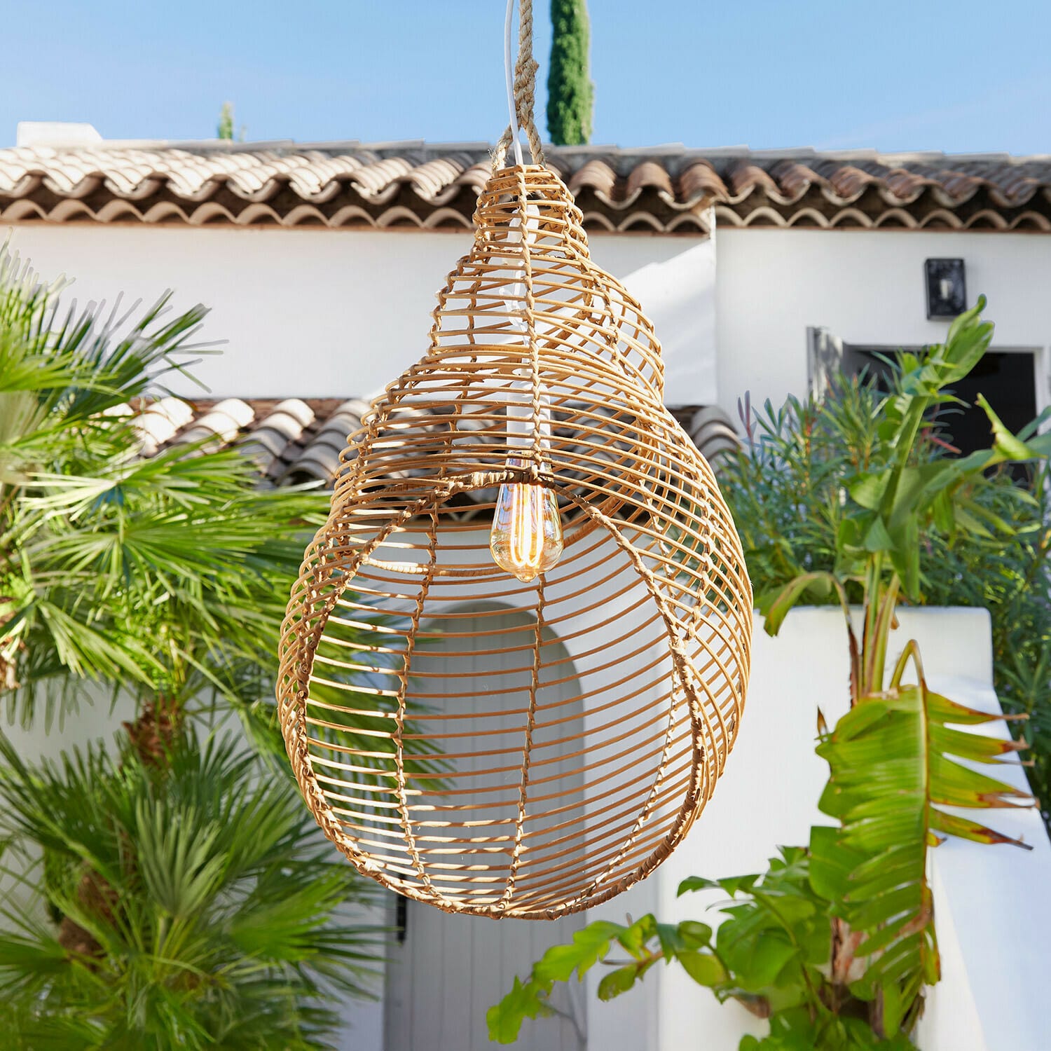 Pantalla Zolaira Lámpara colgante de ratán natural para exteriores con bombilla LED, luz decorativa para jardín