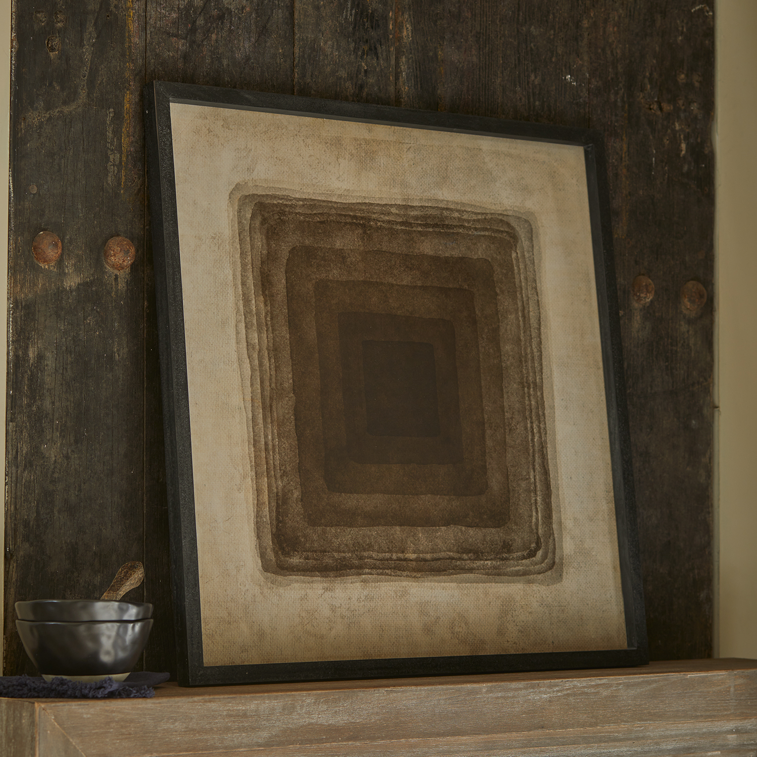 Cuadro decorativo con patrón geométrico de cuadrados en tonos marrones sobre fondo beige